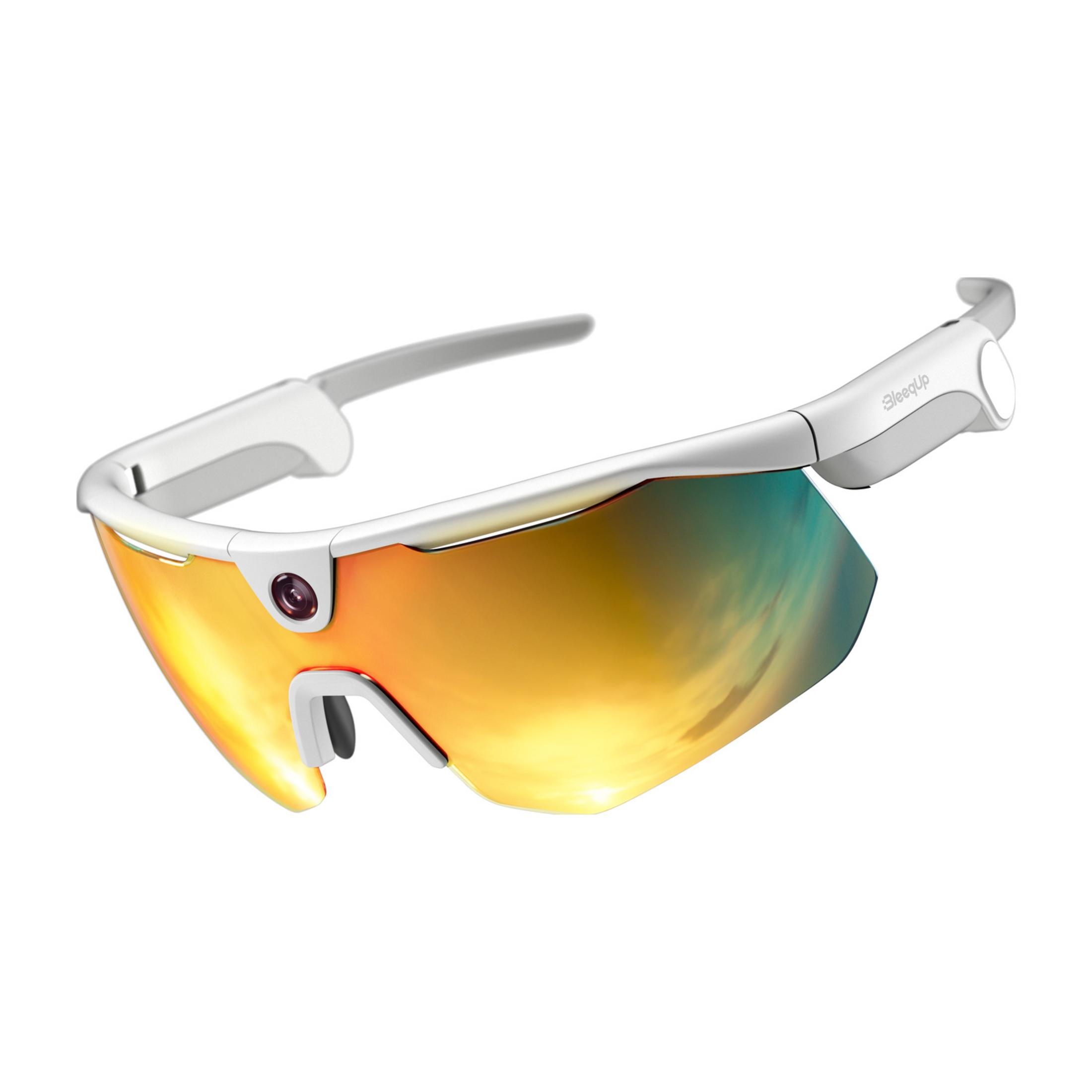 Weiße Sportbrille mit orange-verspiegelten Gläsern und kleiner Kamera.