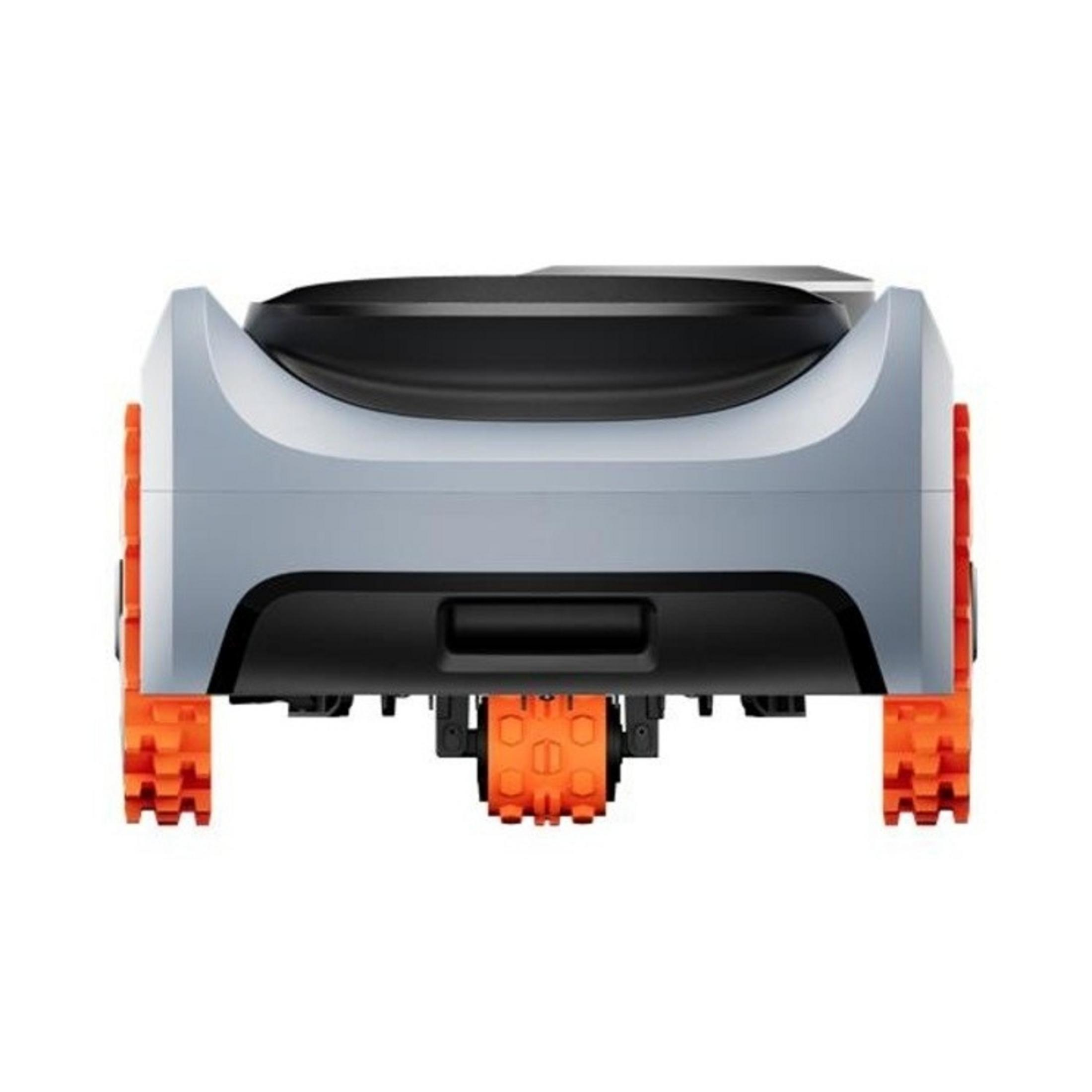 Szary robot koszący z pomarańczowymi kołami i czarną górą.