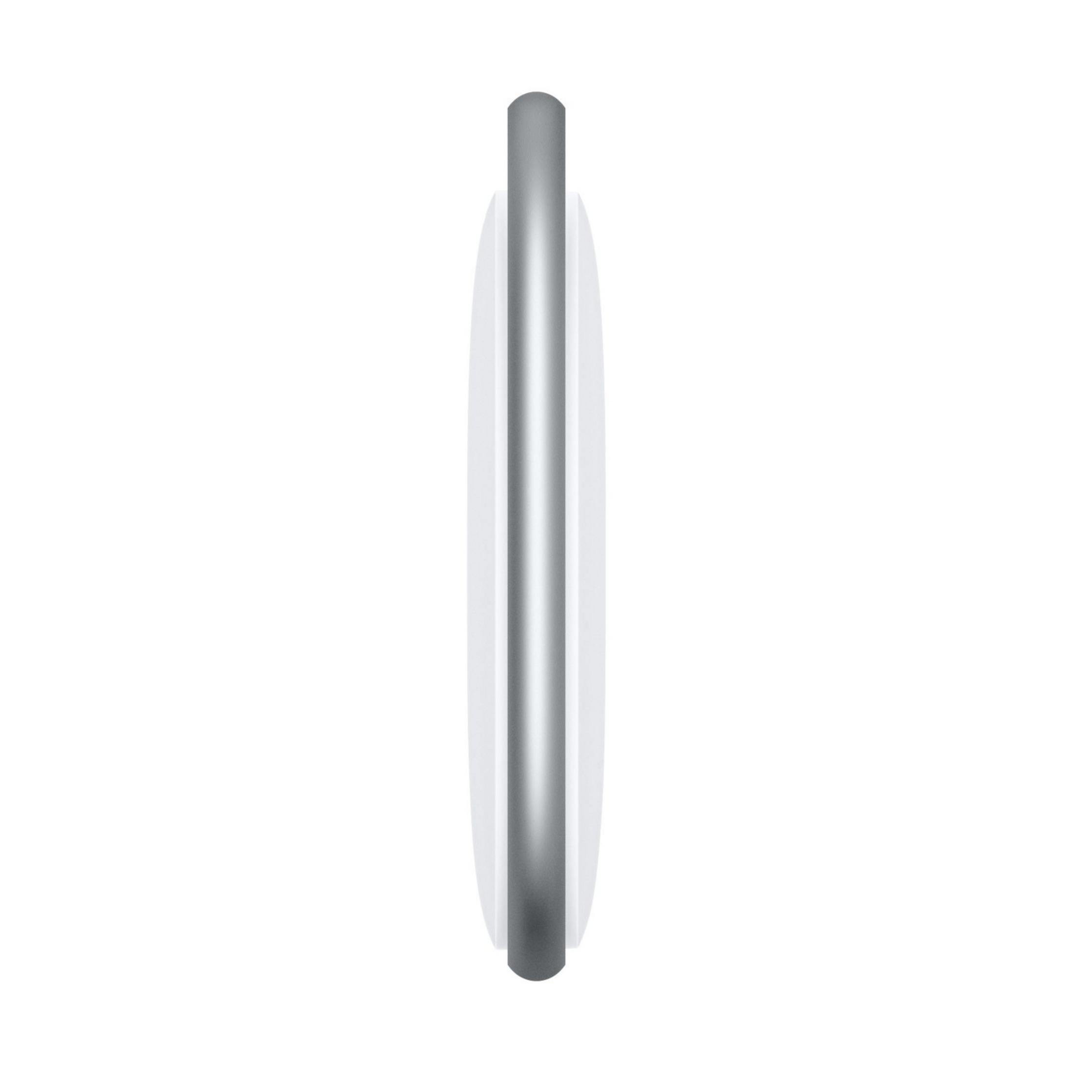 Beyaz arka plan üzerinde yuvarlak kenarlı gümüş renkli stylus.