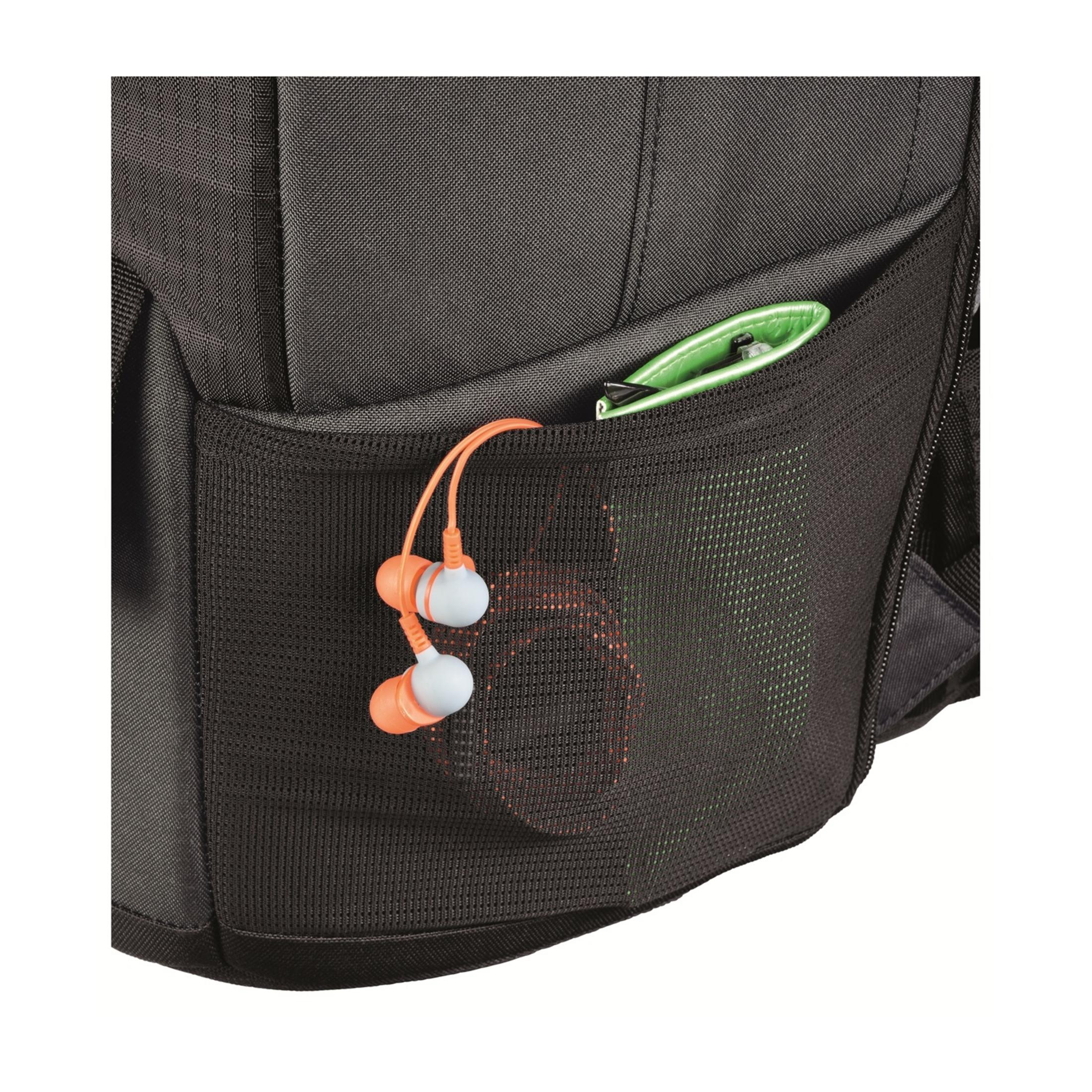 Orange Kopfhörer hängen aus einer schwarzen Netzaußentasche eines Rucksacks.