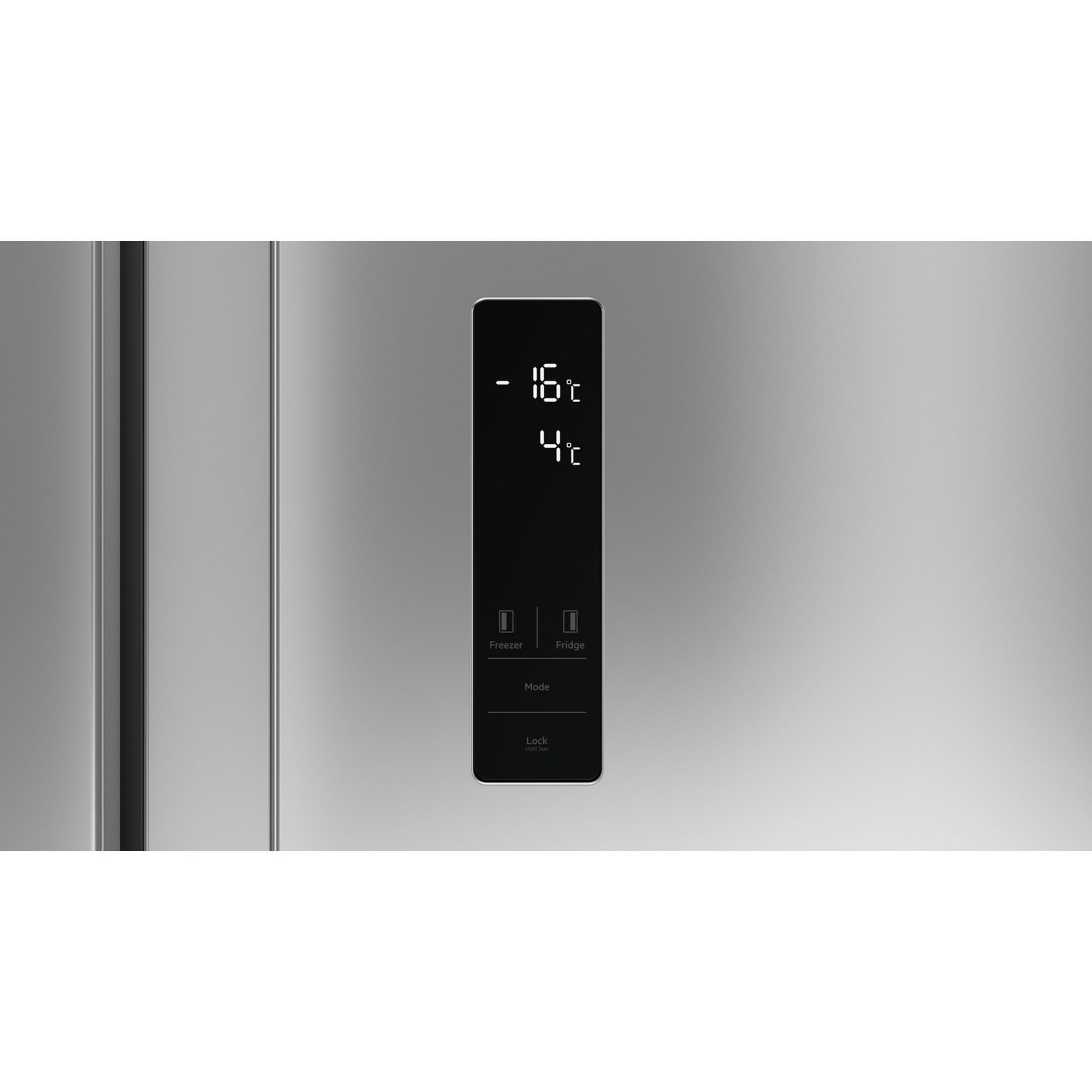 Display digitale su frigorifero in acciaio inox mostra -16°C freezer e 4°C frigorifero.