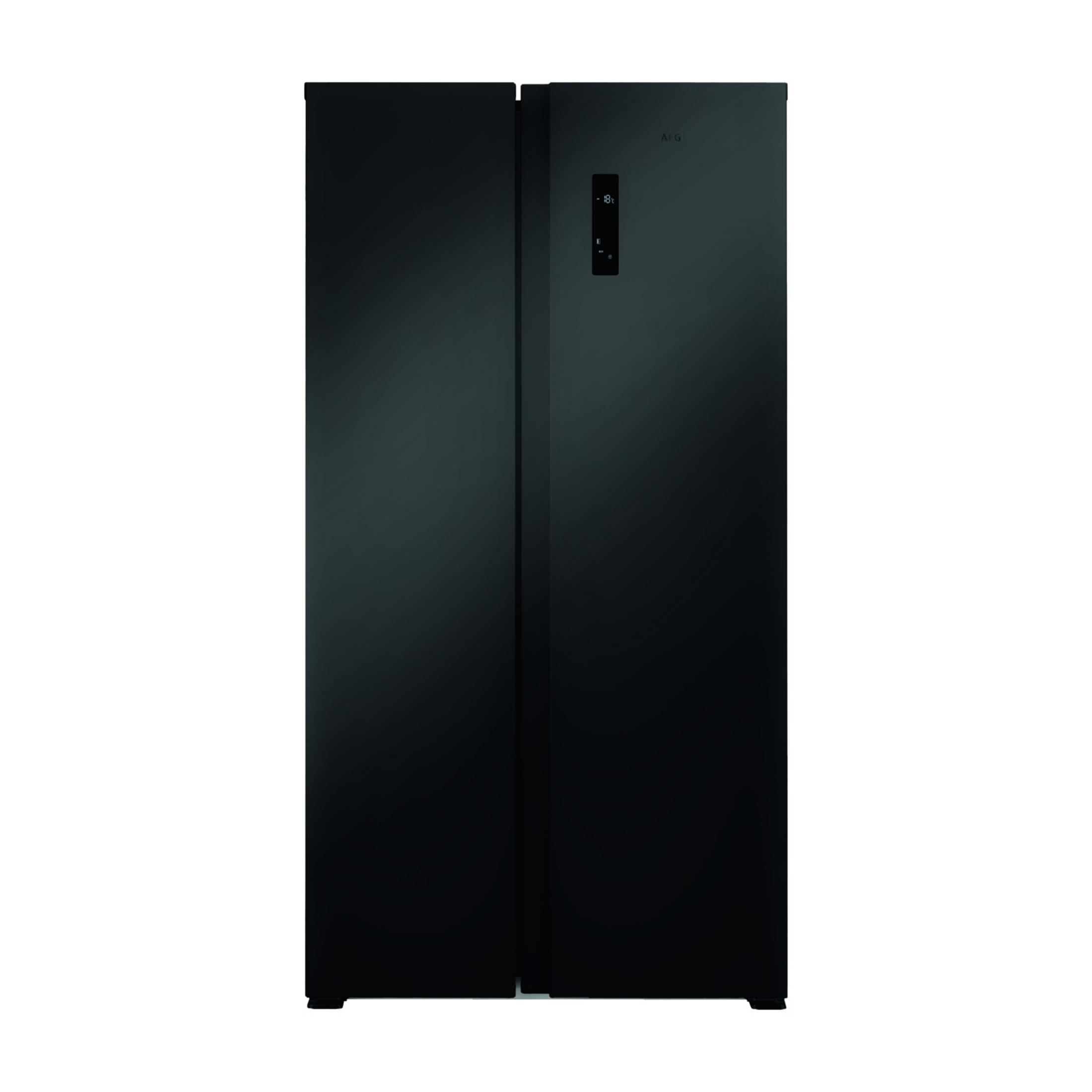Un refrigerador negro de doble puerta con panel digital.
