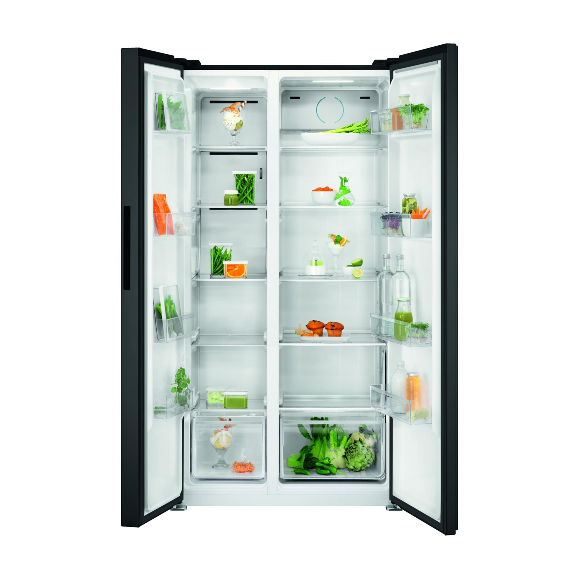 Un refrigerador negro abierto con alimentos como verduras, frutas y bebidas.