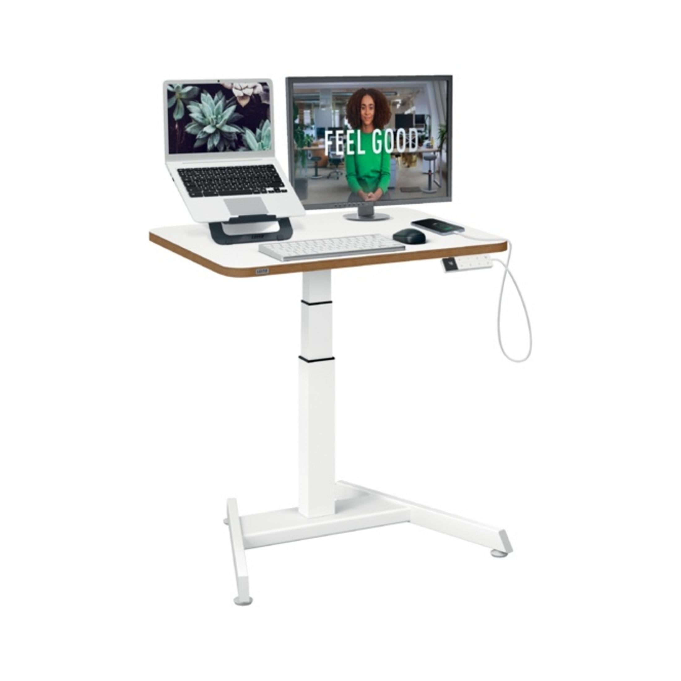 Una scrivania regolabile in altezza con laptop, monitor esterno e tastiera.