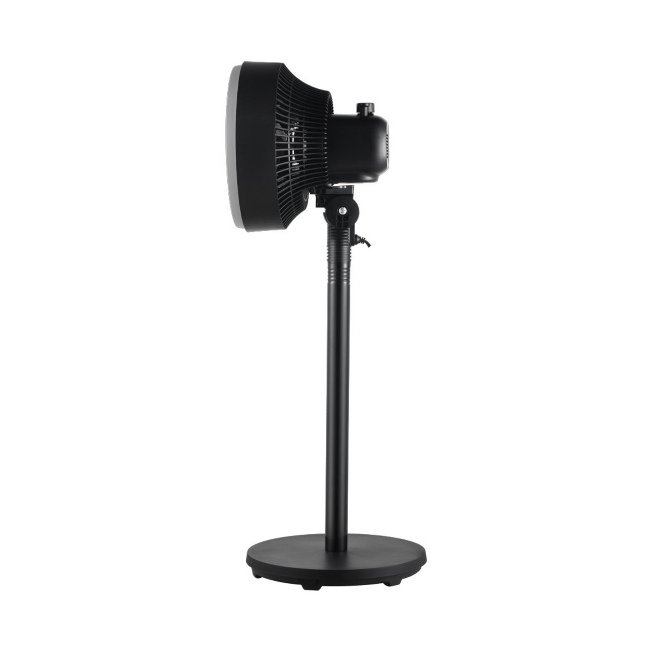 Un ventilatore da terra nero con base rotonda e supporto regolabile.