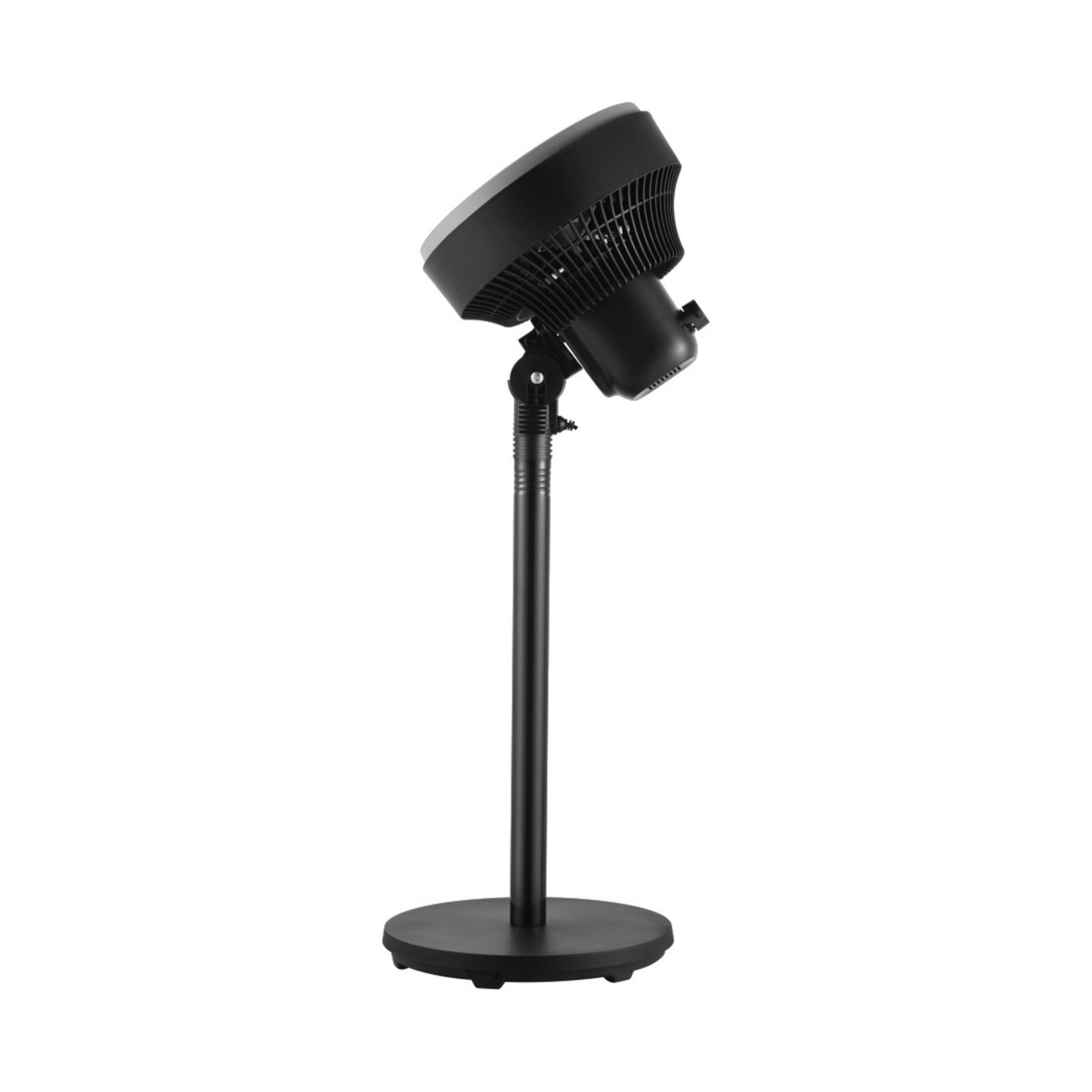 Un ventilatore da terra nero con base rotonda e palo regolabile.