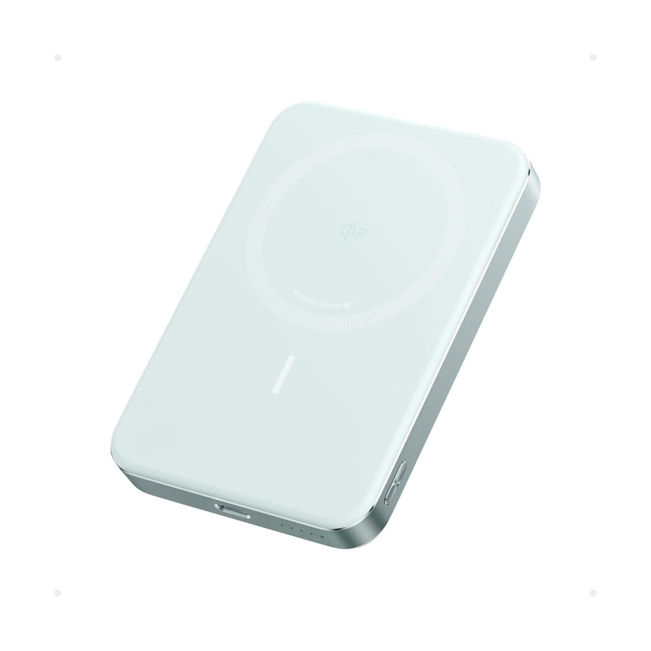 Un caricabatterie wireless Qi bianco con bordo argentato su superficie bianca.