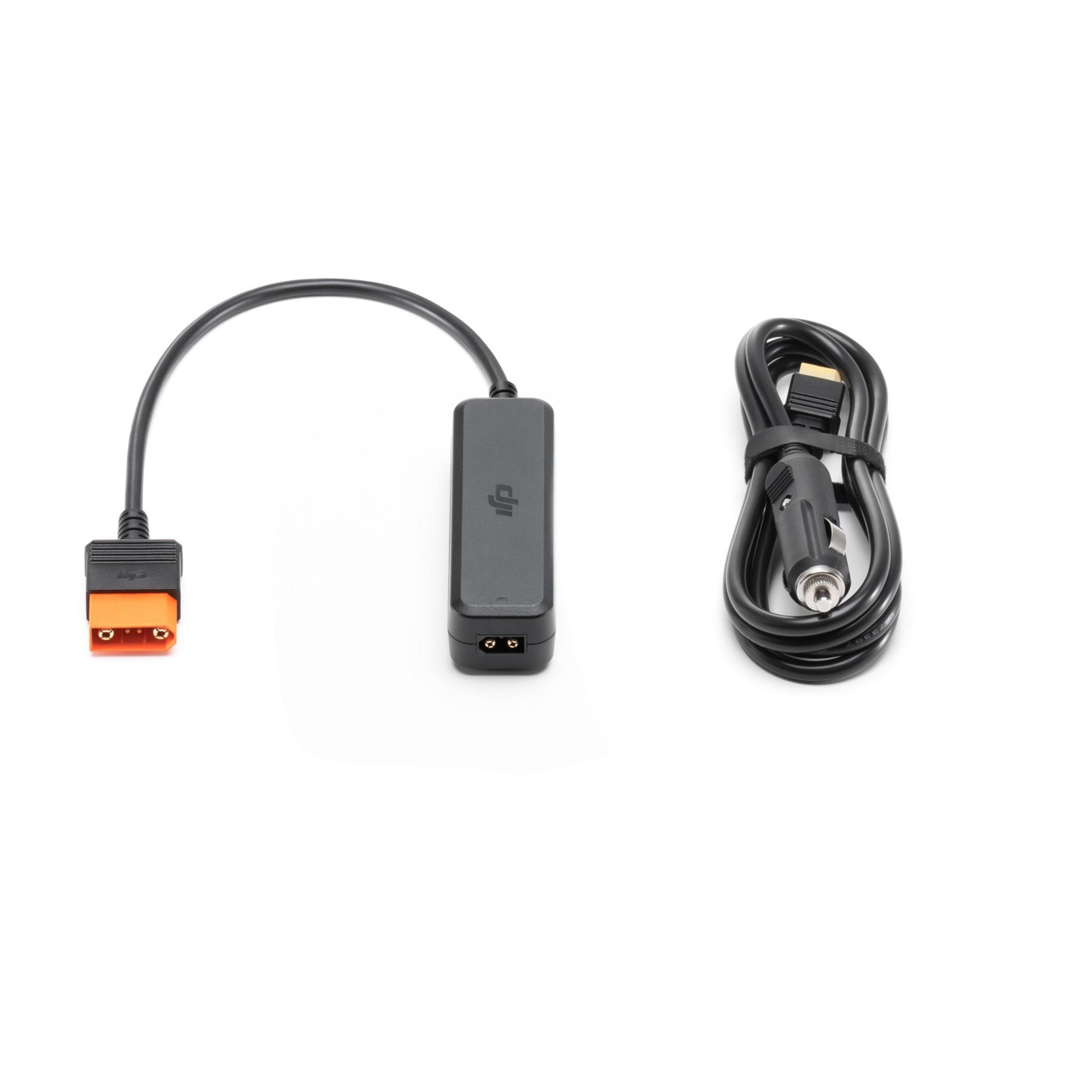 Ein schwarzes Ladekabel mit einem Stecker für das Auto und einem DJI-Adapter.