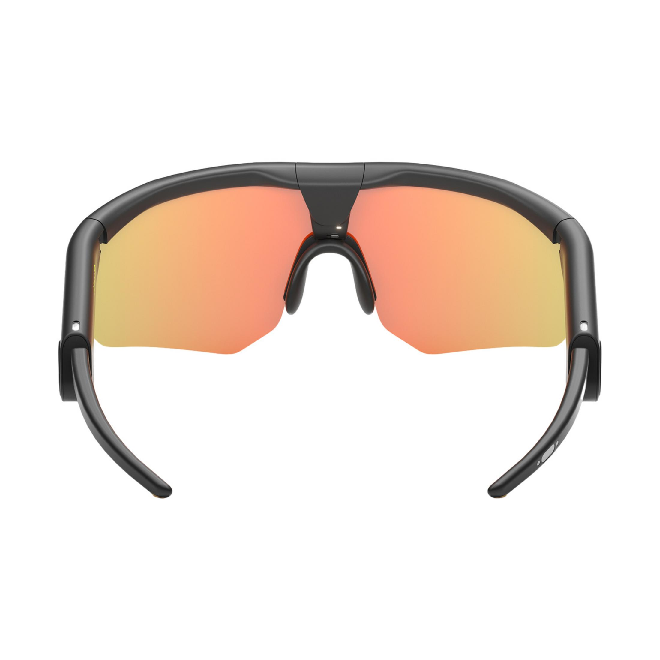 Schwarze Sportsonnenbrille mit orange verspiegelten Gläsern und Nasenpads.