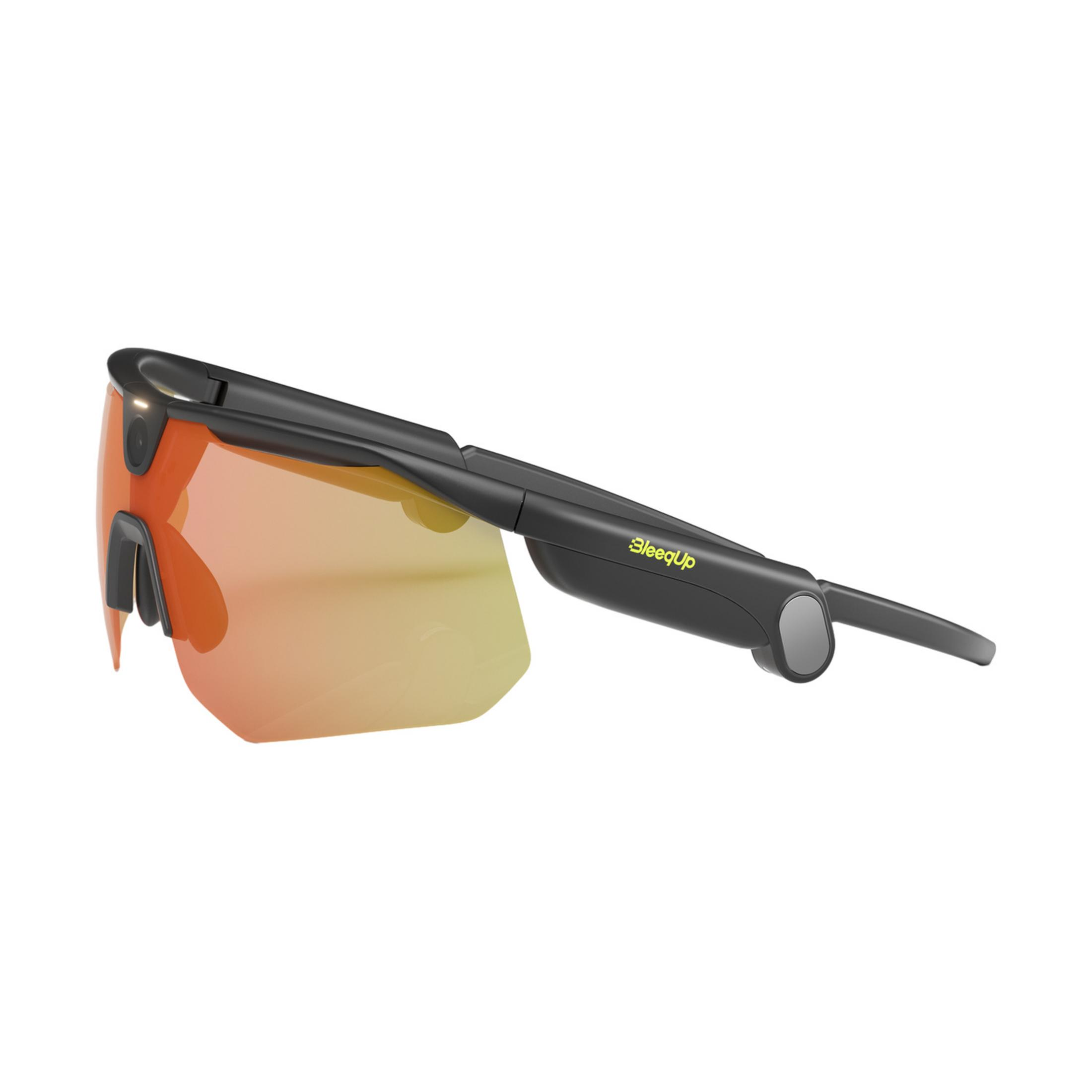 Schwarze Sportbrille mit orange-gelben Gläsern und „BleeQup“-Logo.