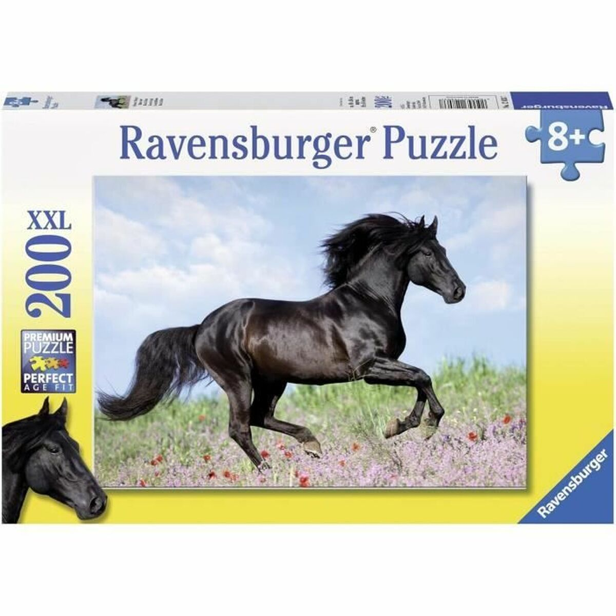 Een zwart paard galoppeert door een bloemenveld onder een blauwe lucht.