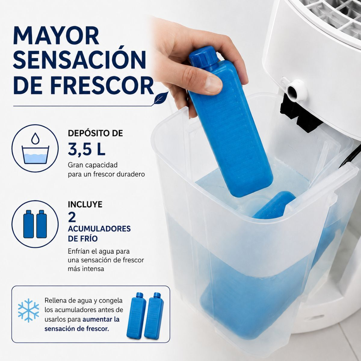 Eine Hand legt eine blaue Kühlflasche in einen durchsichtigen Behälter mit Wasser.