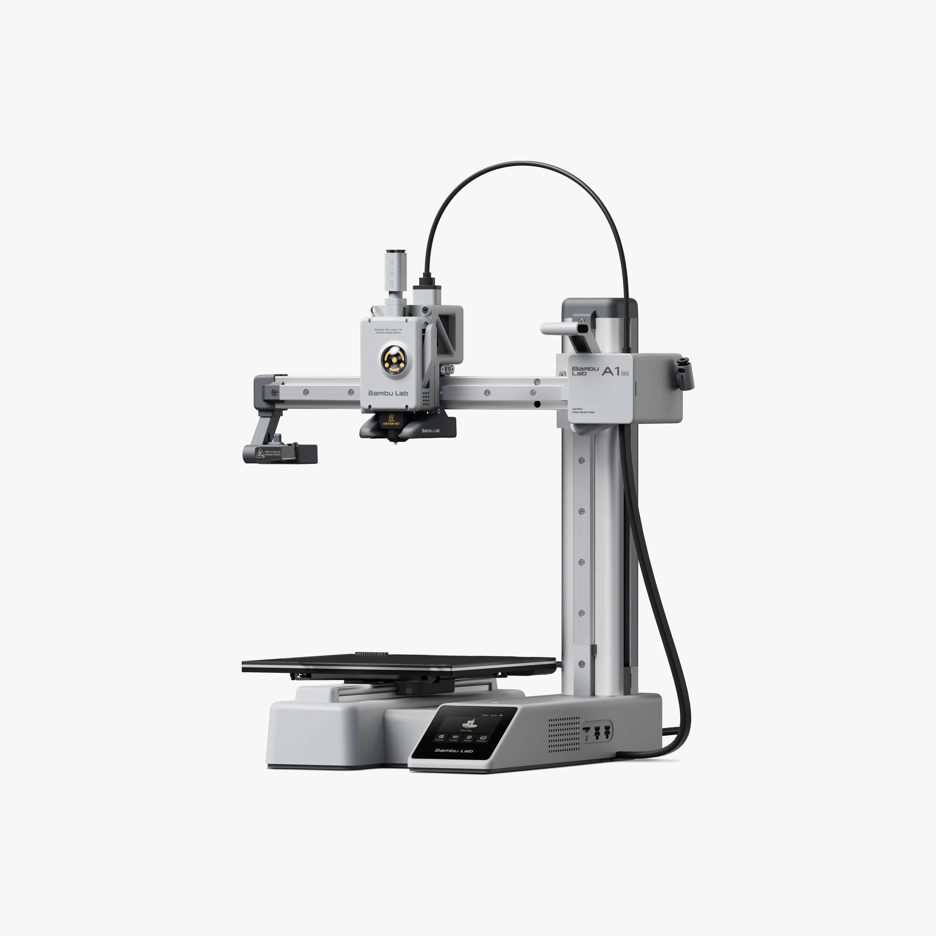 Una stampante 3D argentata con cavo e display neri su sfondo bianco.