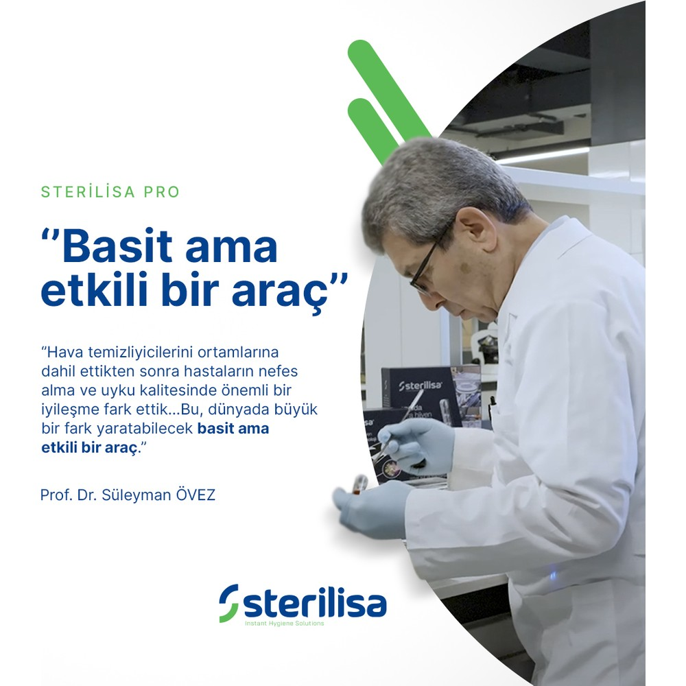 Laboratuvar önlüklü ve eldivenli bir doktor küçük bir numune tutuyor.