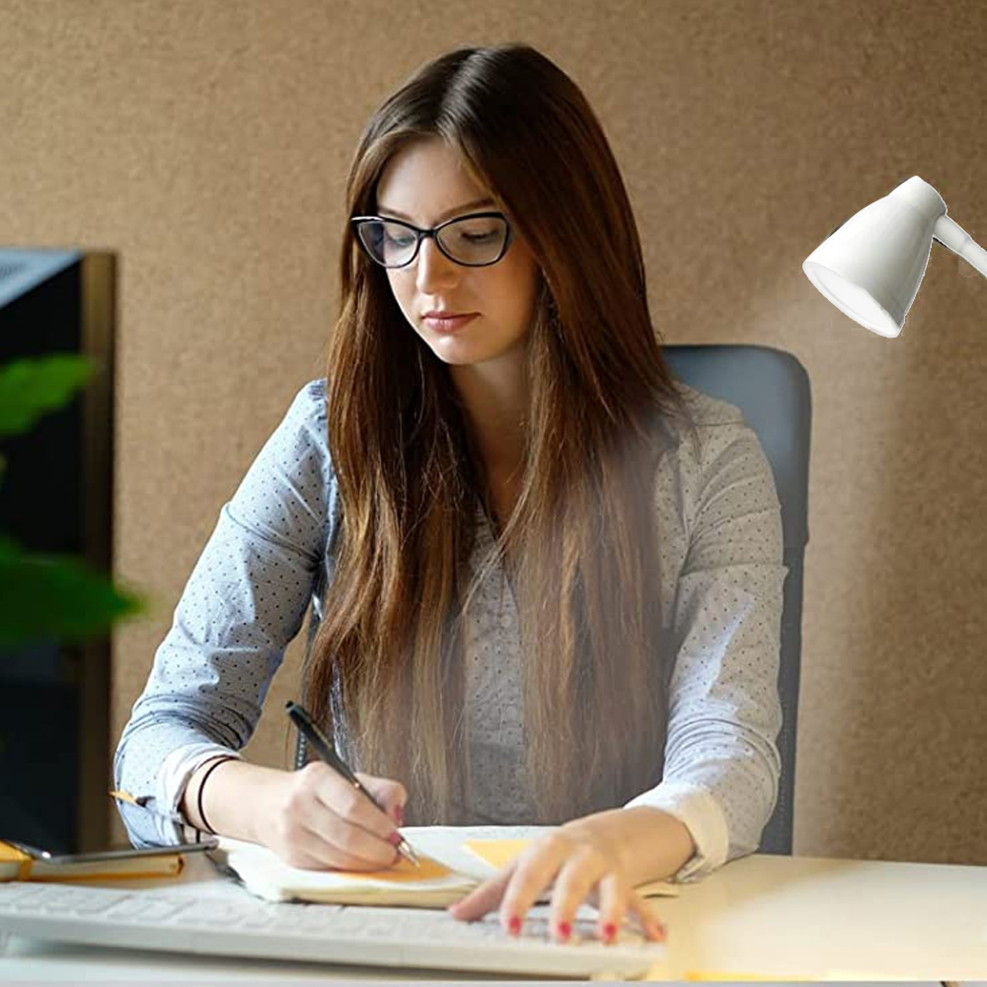Eine Frau mit Brille schreibt in ein Notizbuch. Ein Schreibtisch und eine Lampe sind zu sehen.