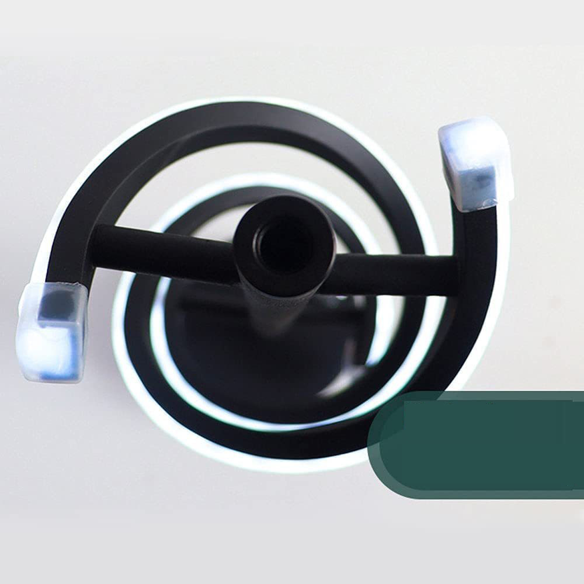 Ein schwarzer Ring mit weißer Beleuchtung, der von einem schwarzen Ständer gehalten wird.