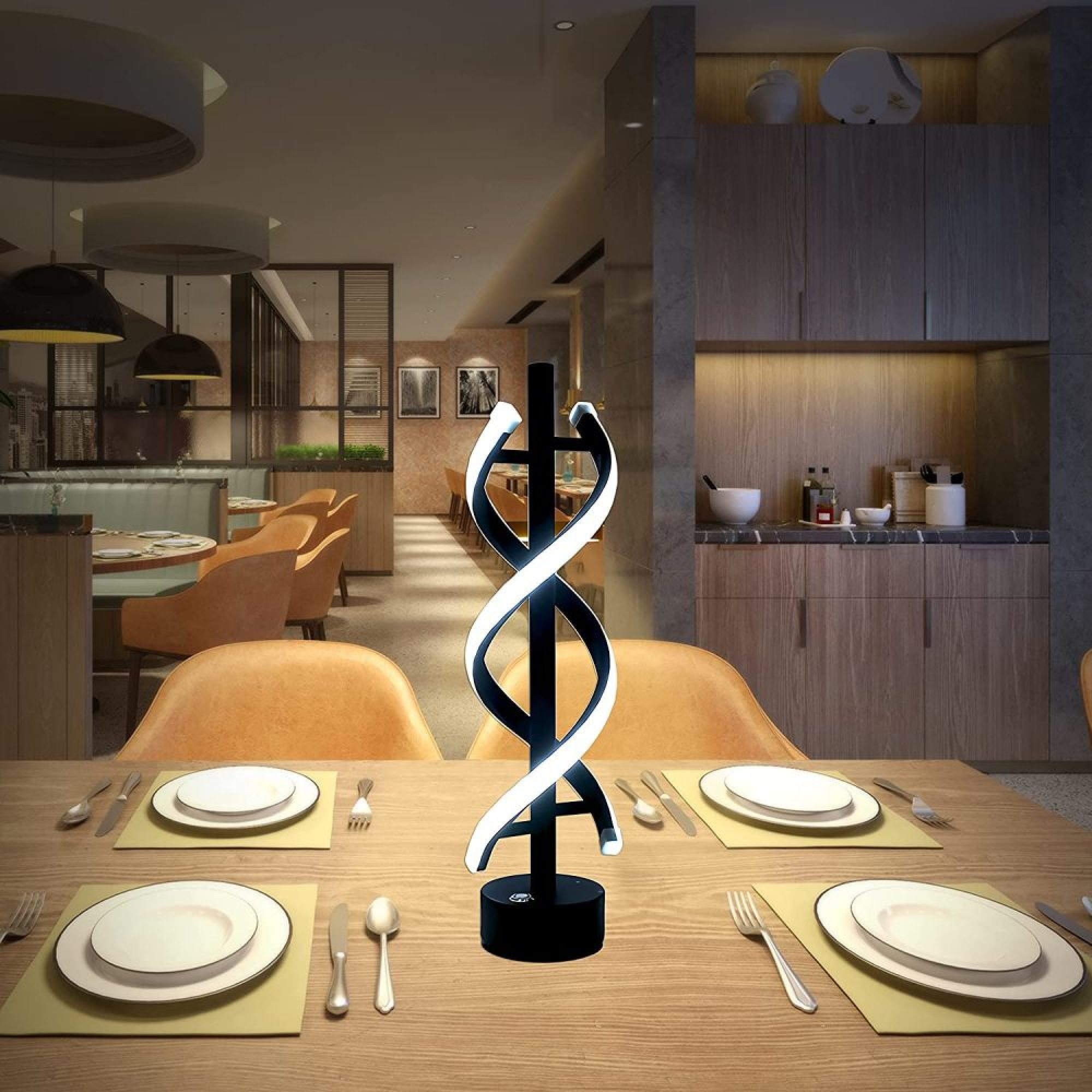 Ein moderner DNA-förmiger Tischlampen-Ständer auf einem Holztisch mit gedeckten Tellern.