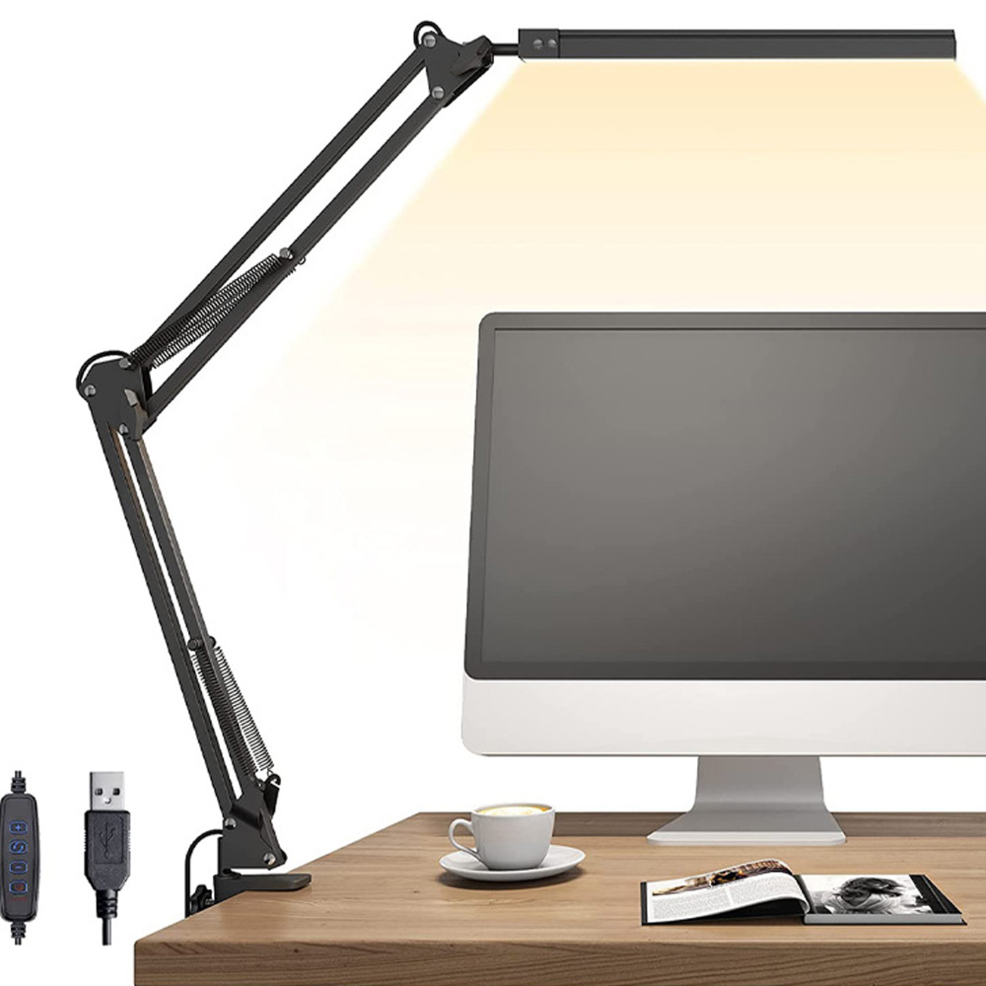 Ein schwarzer Schreibtischarm mit Lampe, Monitor, Tasse Kaffee und Buch auf einem Holztisch.