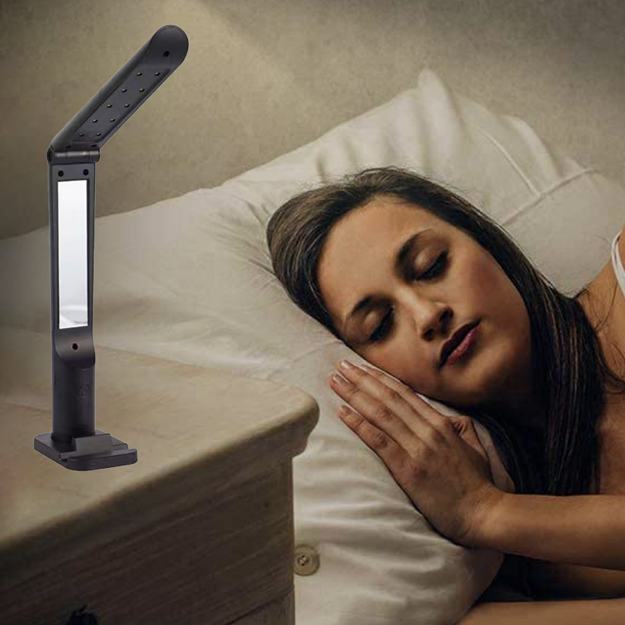 Eine Frau schläft im Bett, eine Lampe steht daneben auf einem Nachttisch.