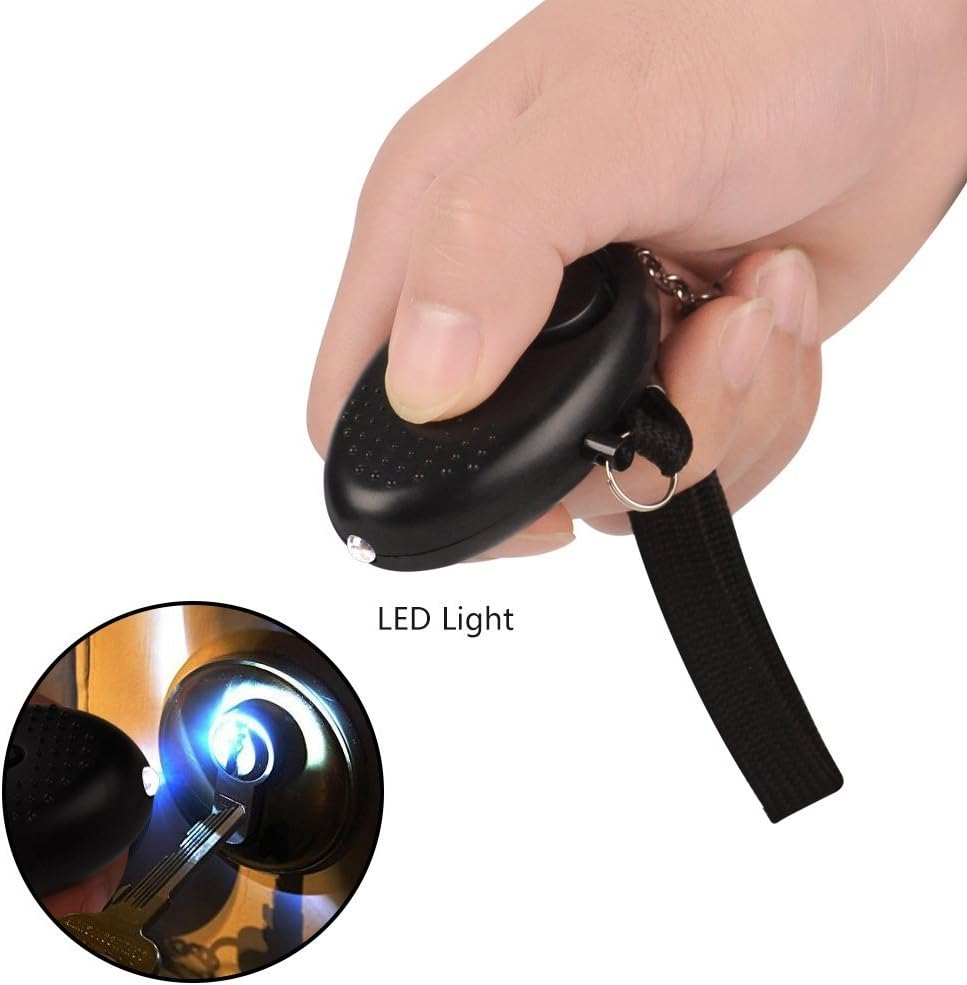 Schwarzer Schlüsselanhänger mit LED-Licht beleuchtet ein Schlüsselloch.