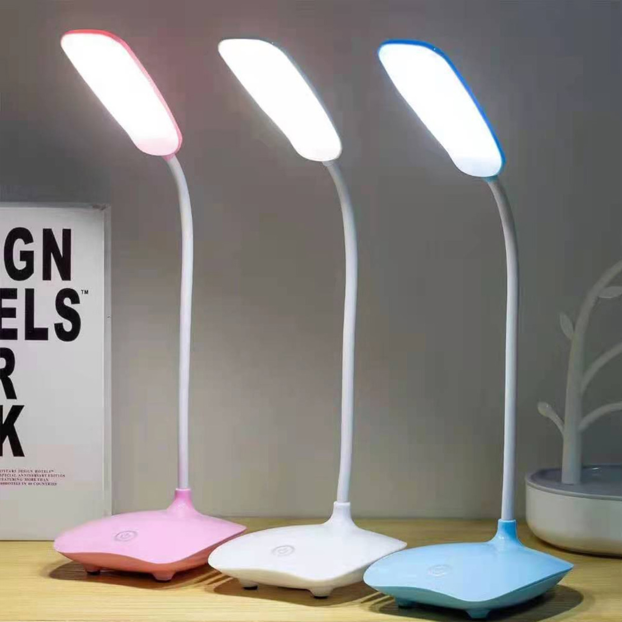 Drei Schreibtischlampen: Pink, Weiß und Blau. Sie haben flexible Hälse und weiße LED-Lichter.