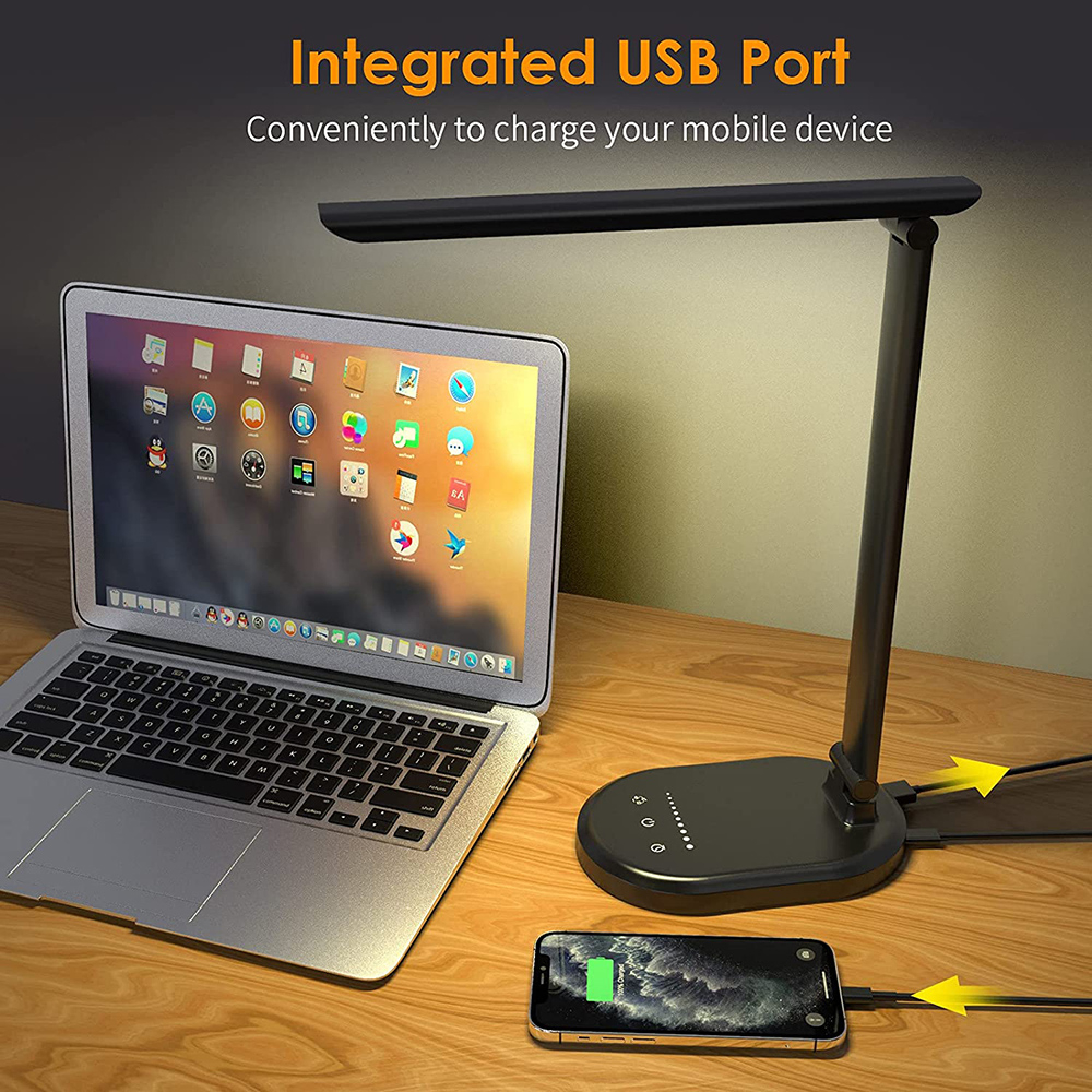 Eine schwarze Schreibtischlampe mit integrierten USB-Anschlüssen lädt ein Handy neben einem Laptop auf.