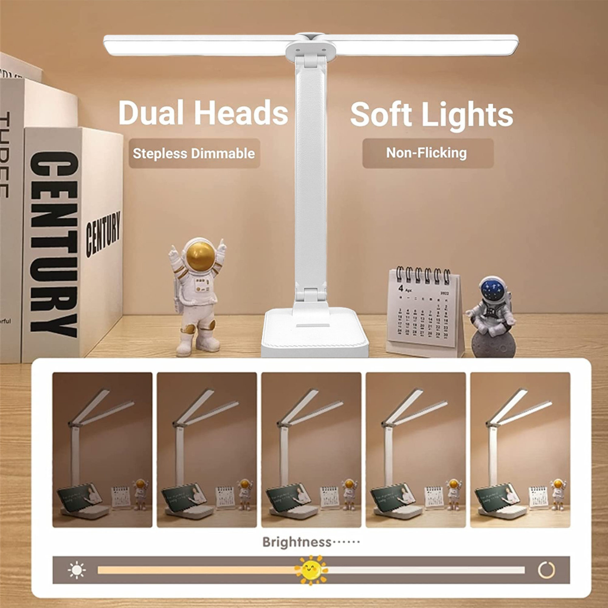 Eine weiße Schreibtischlampe mit zwei Köpfen auf einem Schreibtisch mit Büchern und Astronautenfiguren.