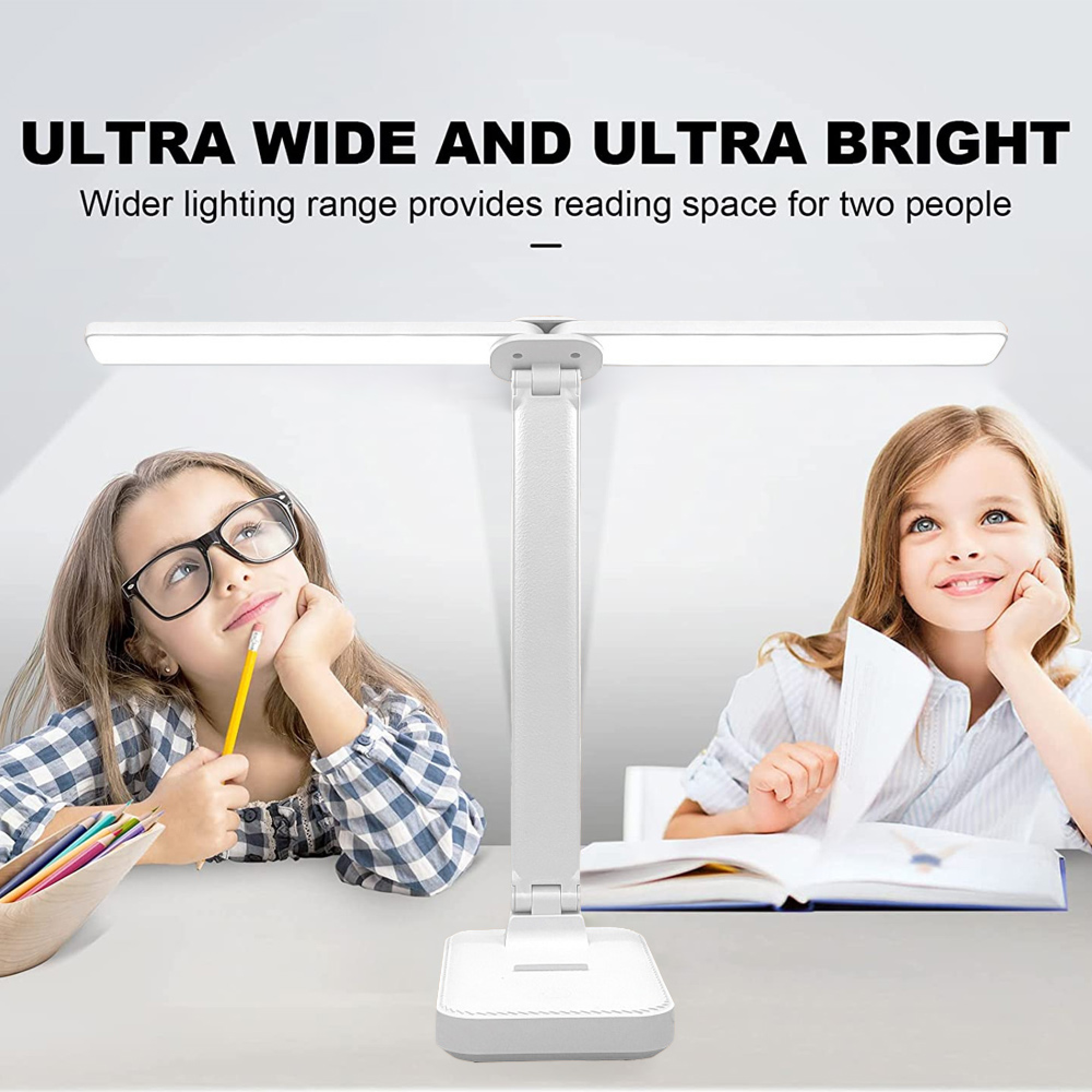 Zwei Mädchen lernen unter einer breiten hellen Lampe.
