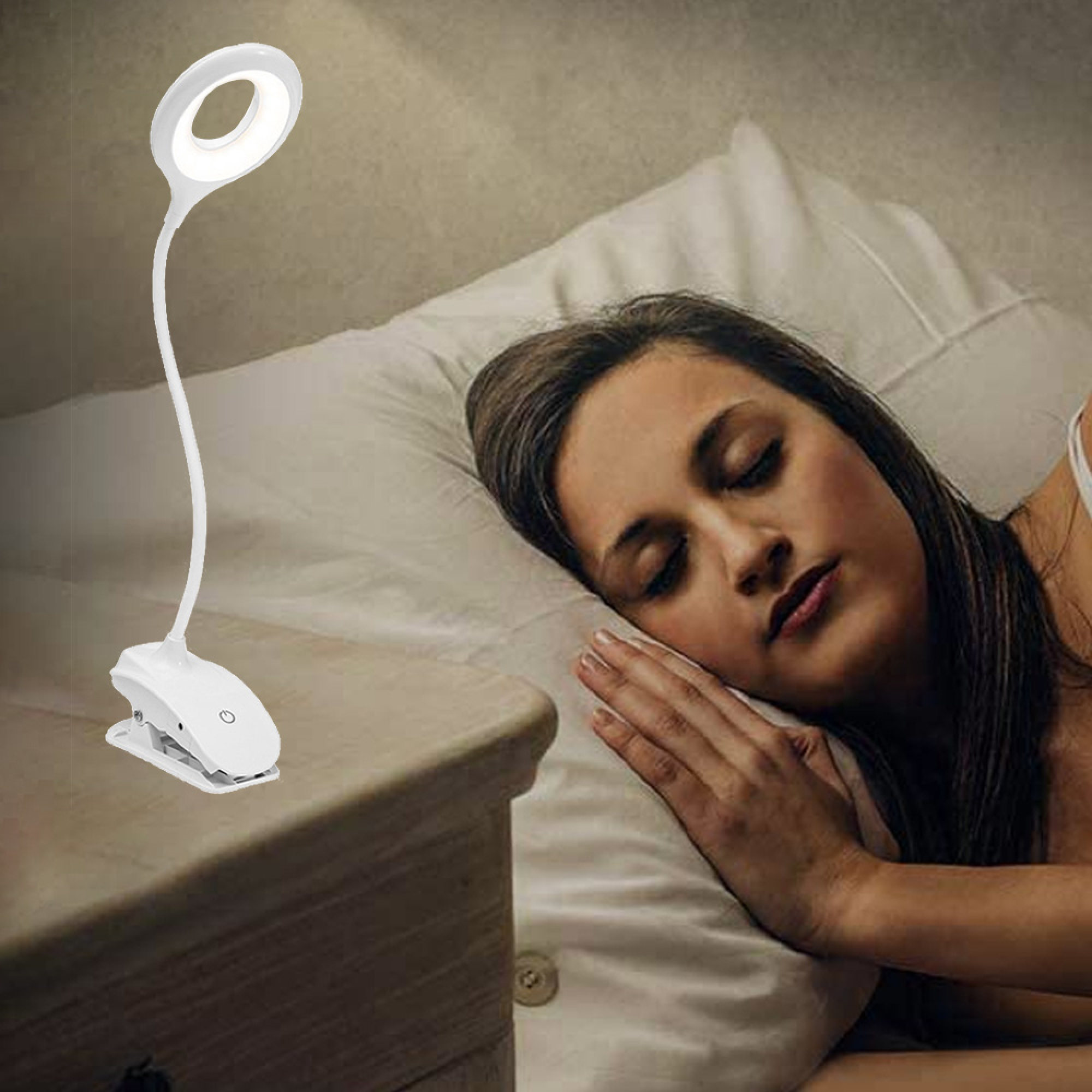Eine Frau schläft neben einem Nachttisch mit einer Klemm-Lampe.