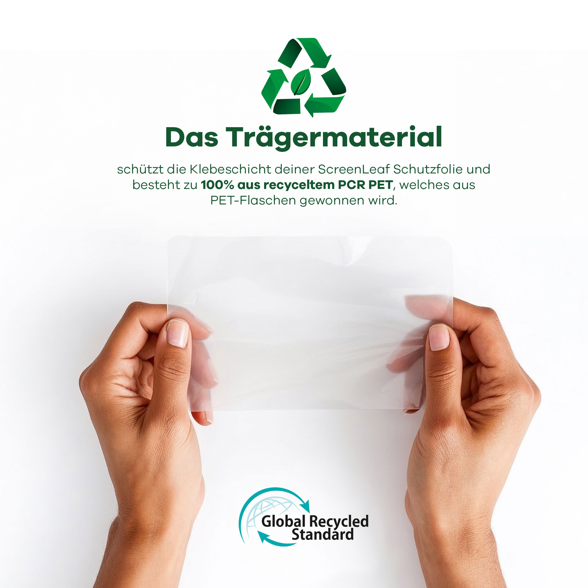 Zwei Hände halten ein transparentes Material mit Recycling-Symbol und Logo.