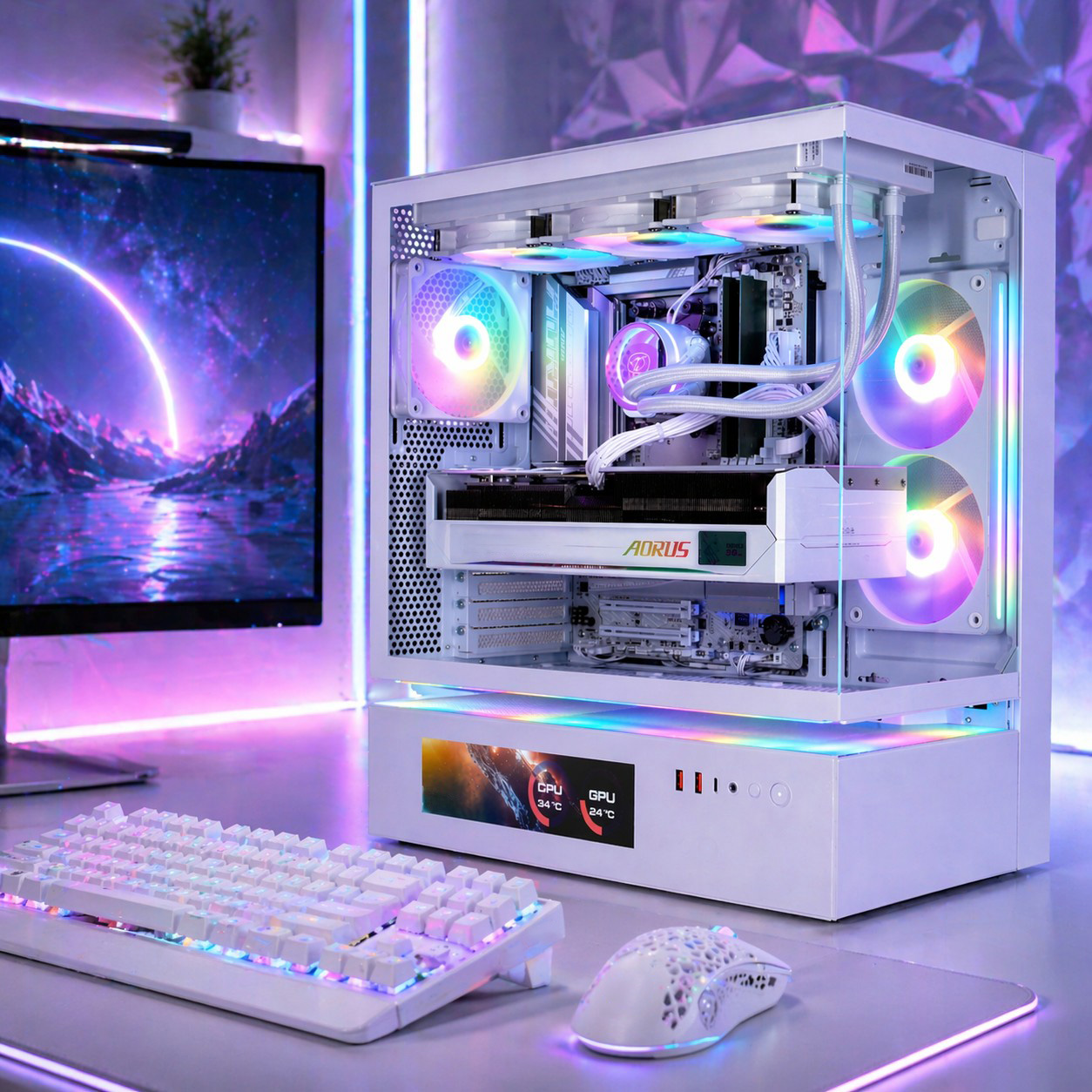 Weißer Gaming-PC mit RGB-Beleuchtung, Tastatur, Maus und Monitor mit bunter Landschaft.