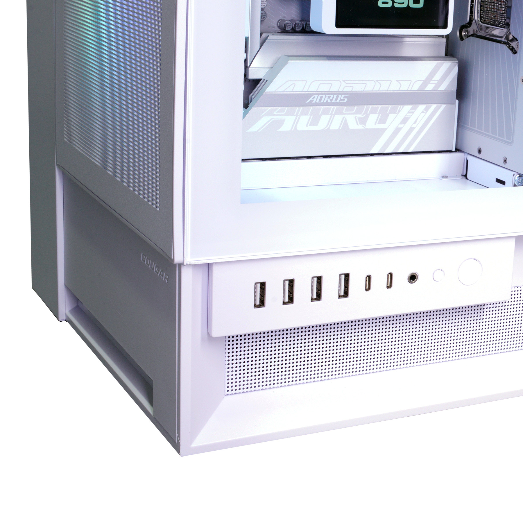 Ein weißes Computergehäuse mit USB-Anschlüssen und Lüftungsgitter.