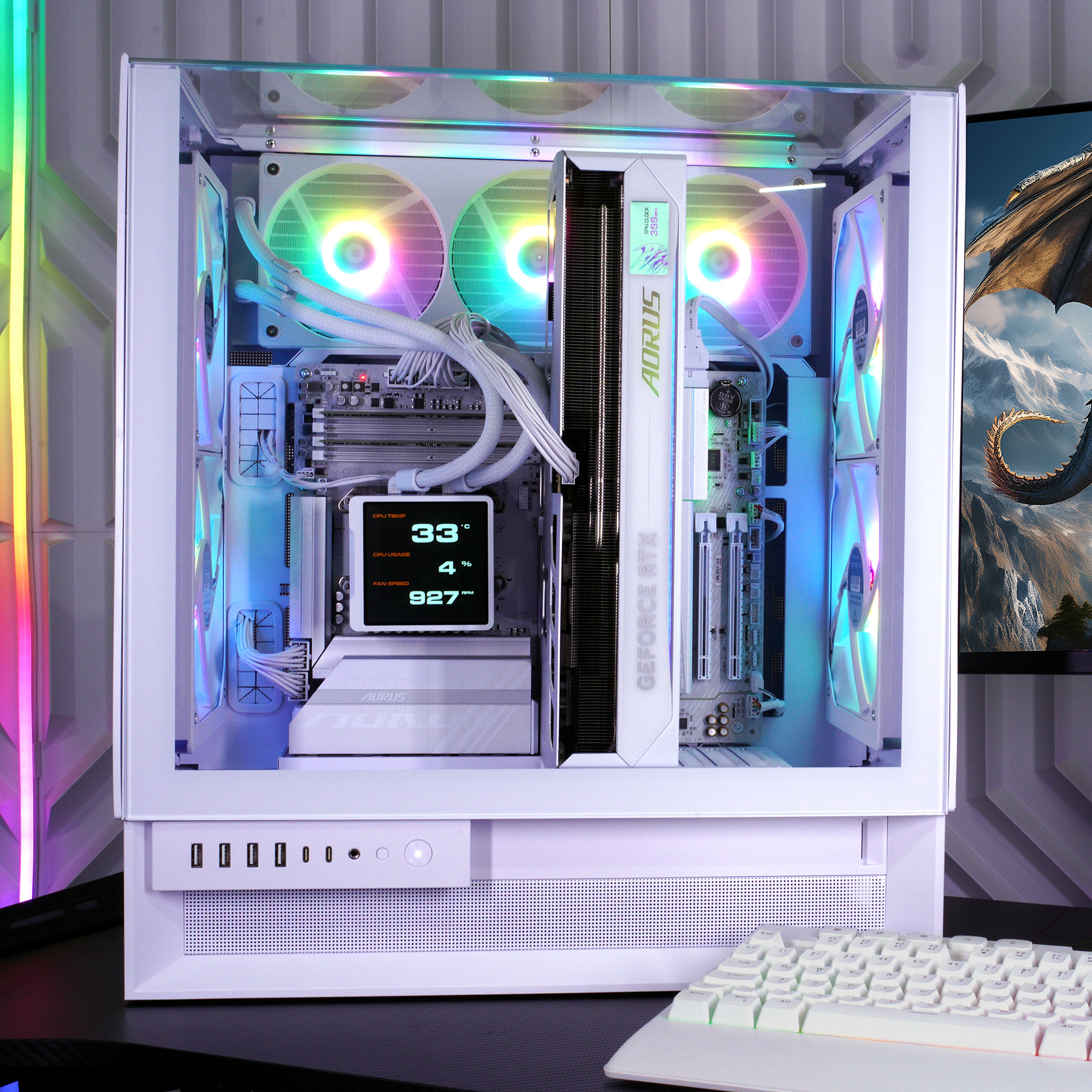 Ein weißer PC-Tower mit RGB-Lüftern und einer weißen Grafikkarte. Ein Display zeigt Systemdaten.