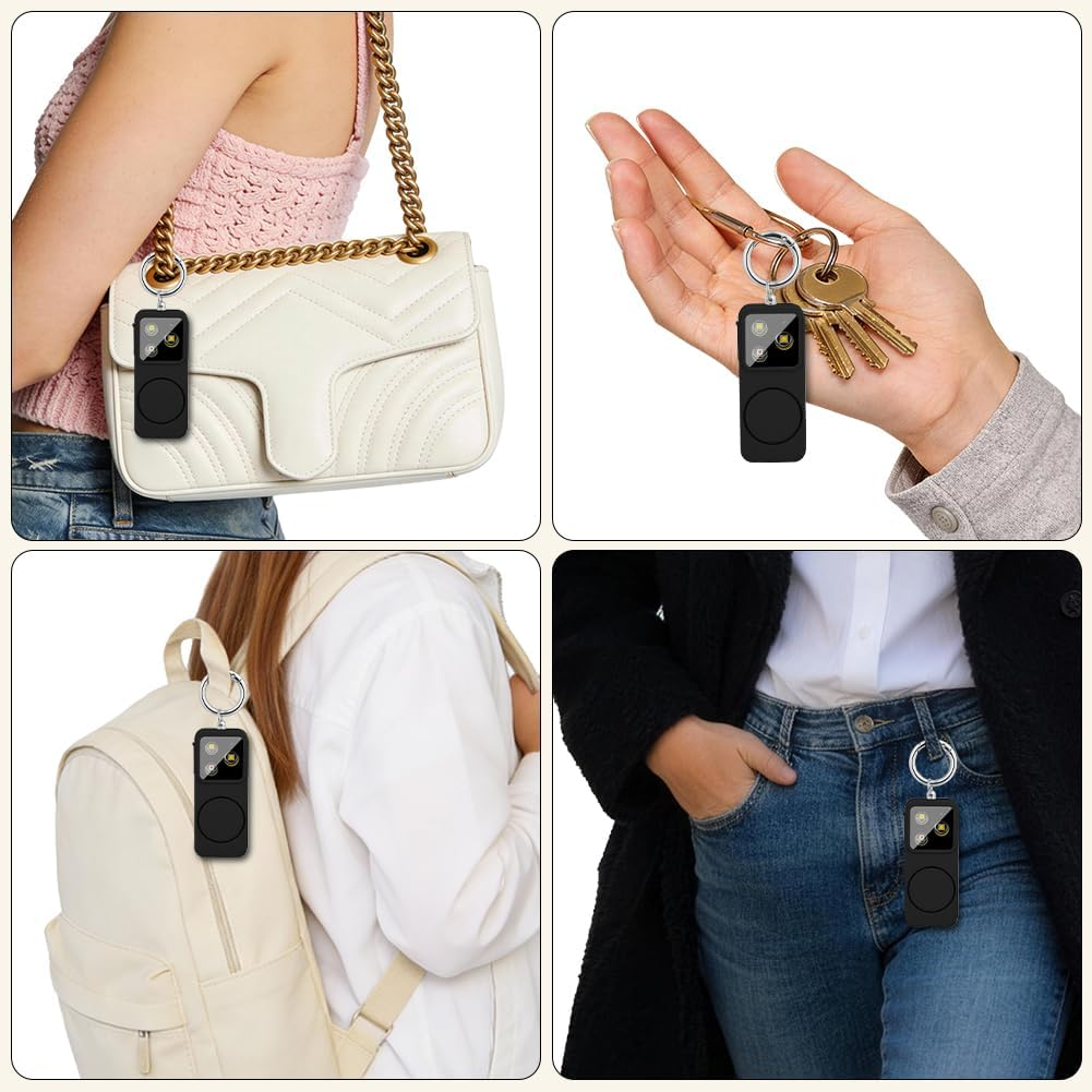 Ein schwarzer Anhänger mit Schlüsselring ist an einer weißen Handtasche, Schlüsseln, einem Rucksack und Jeans befestigt.