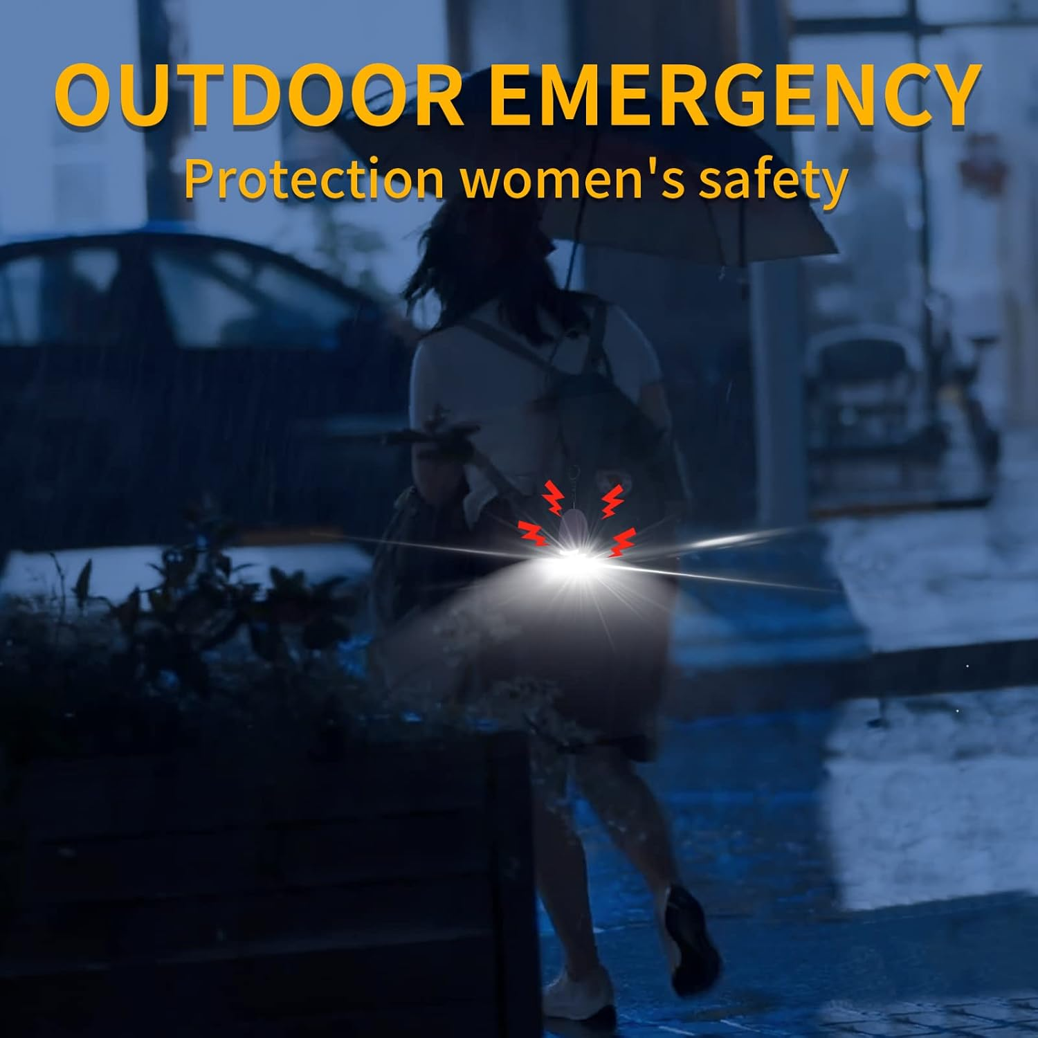 Frau im Regen mit Regenschirm, leuchtende Lichter am Rucksack.