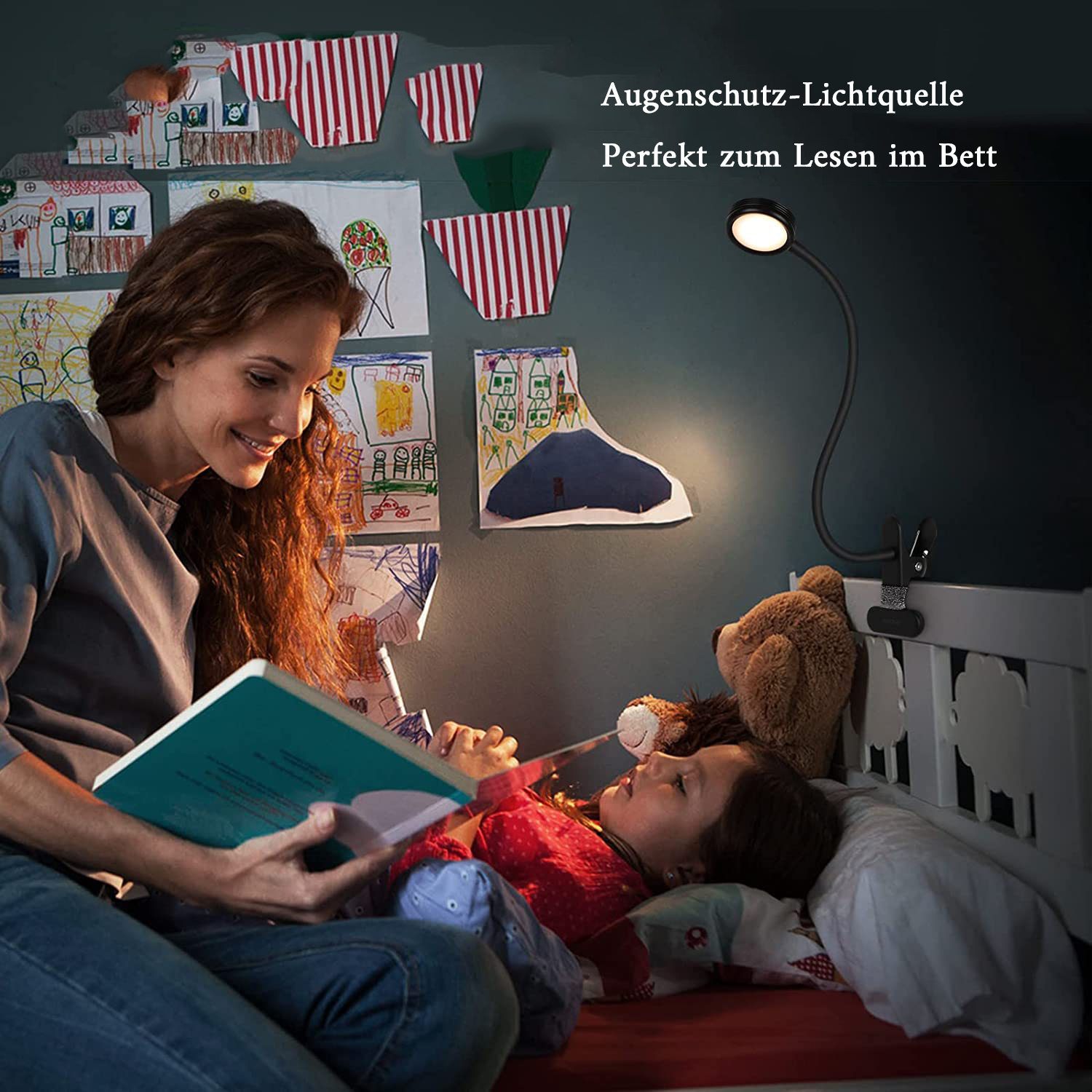 Frau liest Kind im Bett vor, Kinderzeichnungen an Wand, Klemm-Leselampe