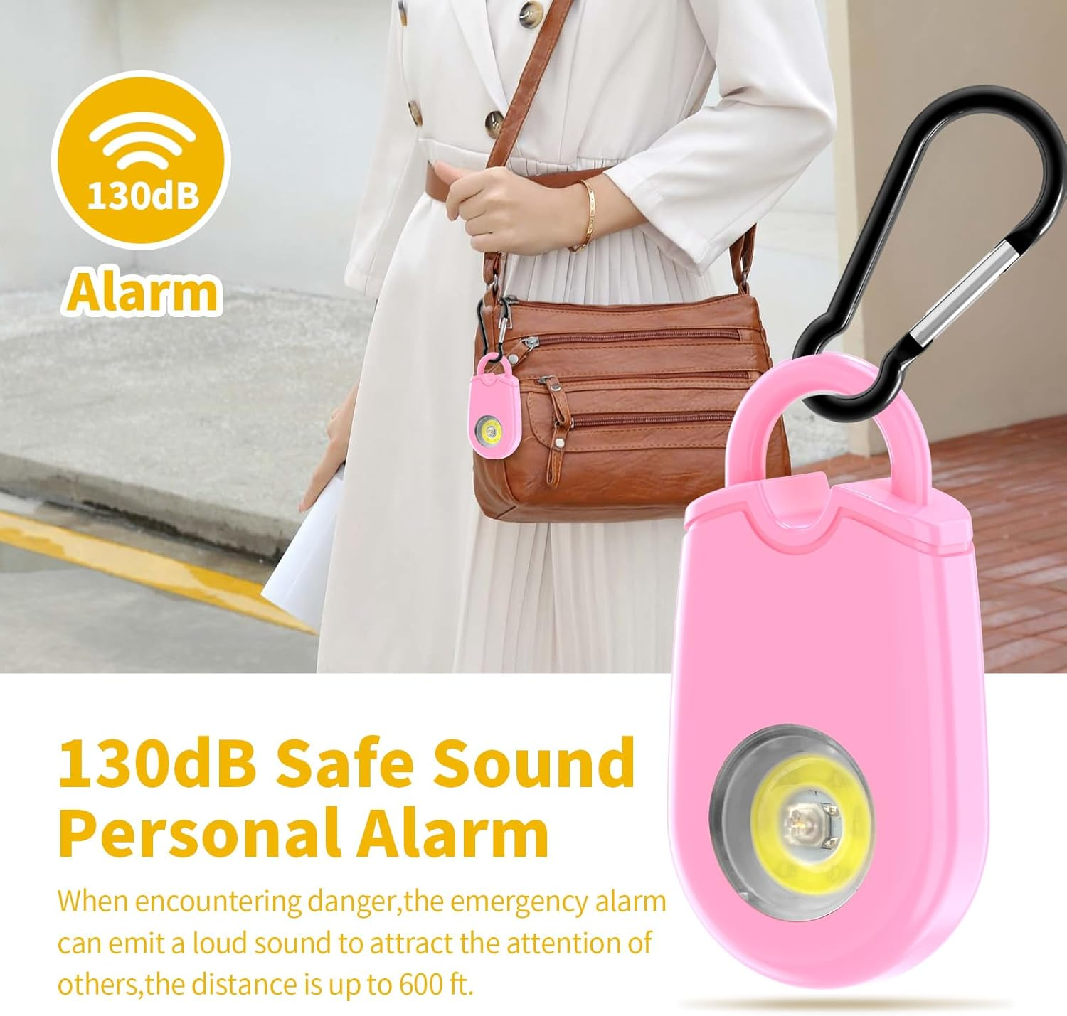Eine Frau trägt eine pinke Tasche mit einem pinken Alarmanhänger und Karabiner.