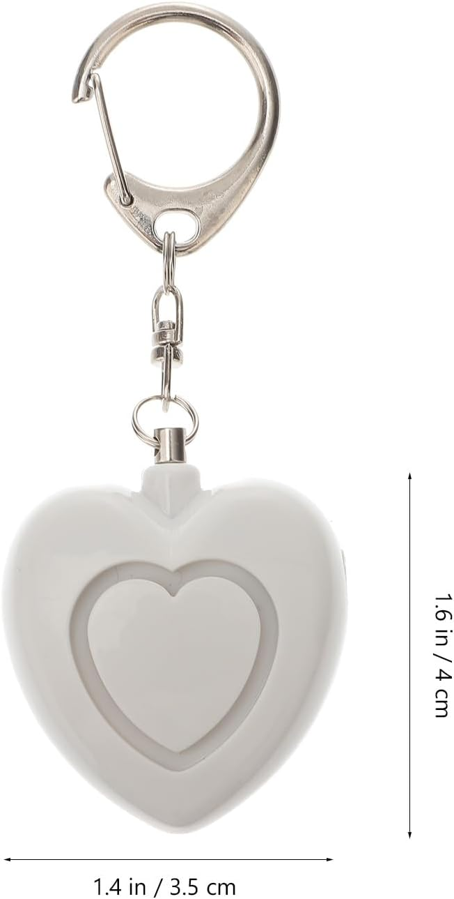 Ein weißer Schlüsselanhänger in Herzform mit einem Karabiner und einem inneren Herz.