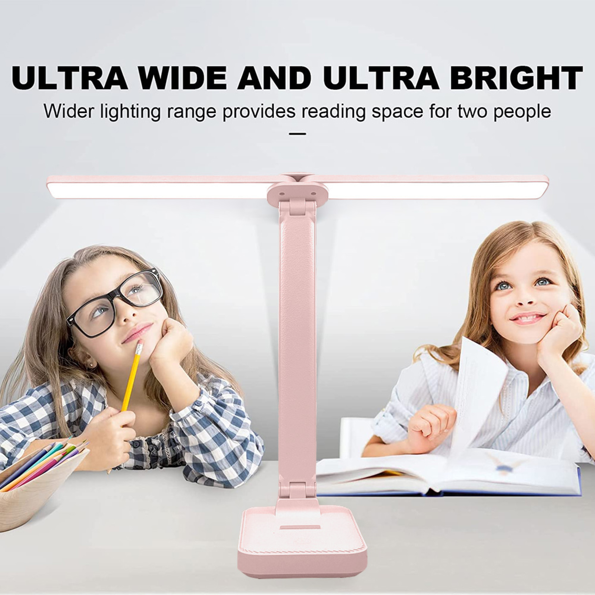 Zwei Mädchen lernen unter einer breiten, hellen Lampe.