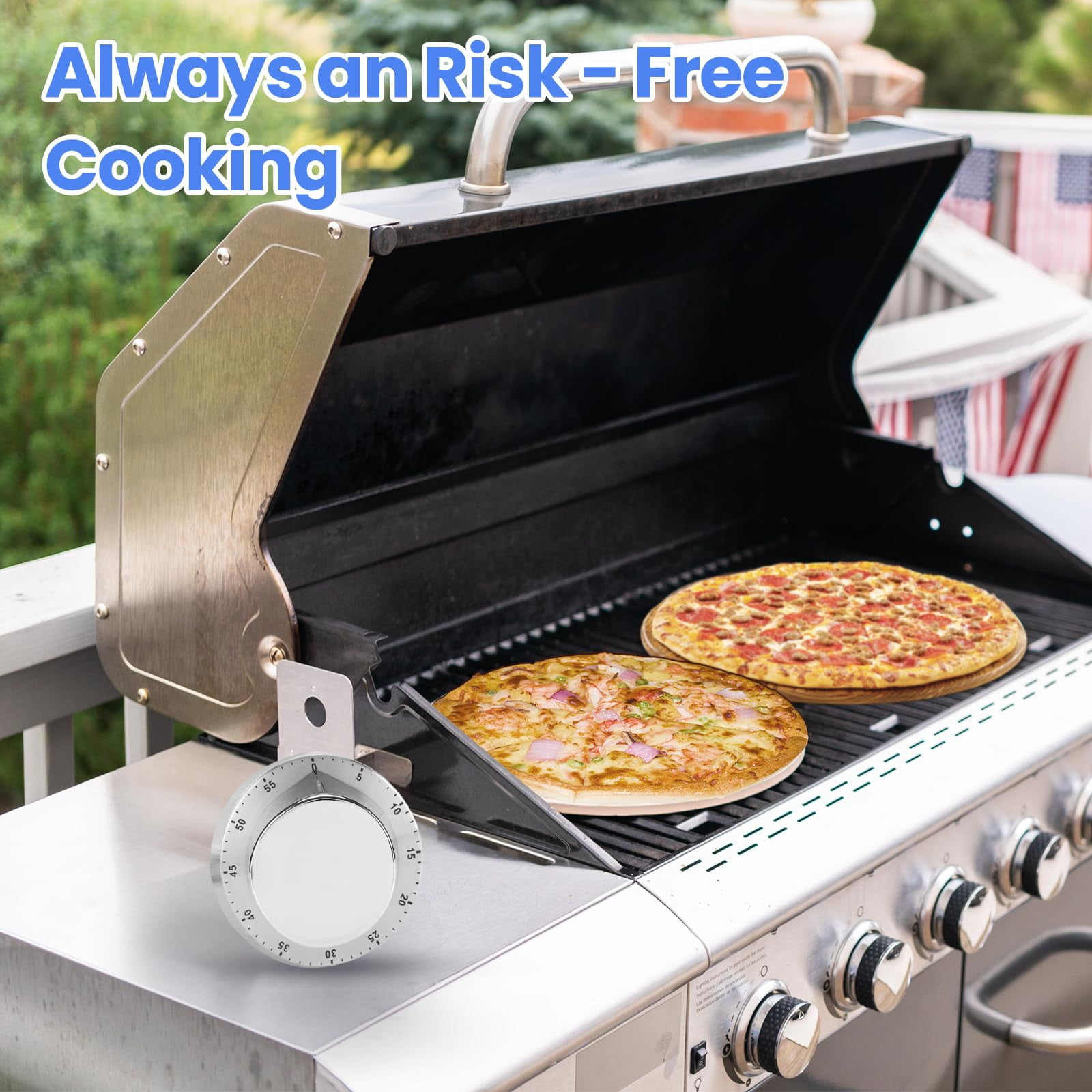 Ein Gasgrill mit zwei Pizzen und einem Timer im Freien.
