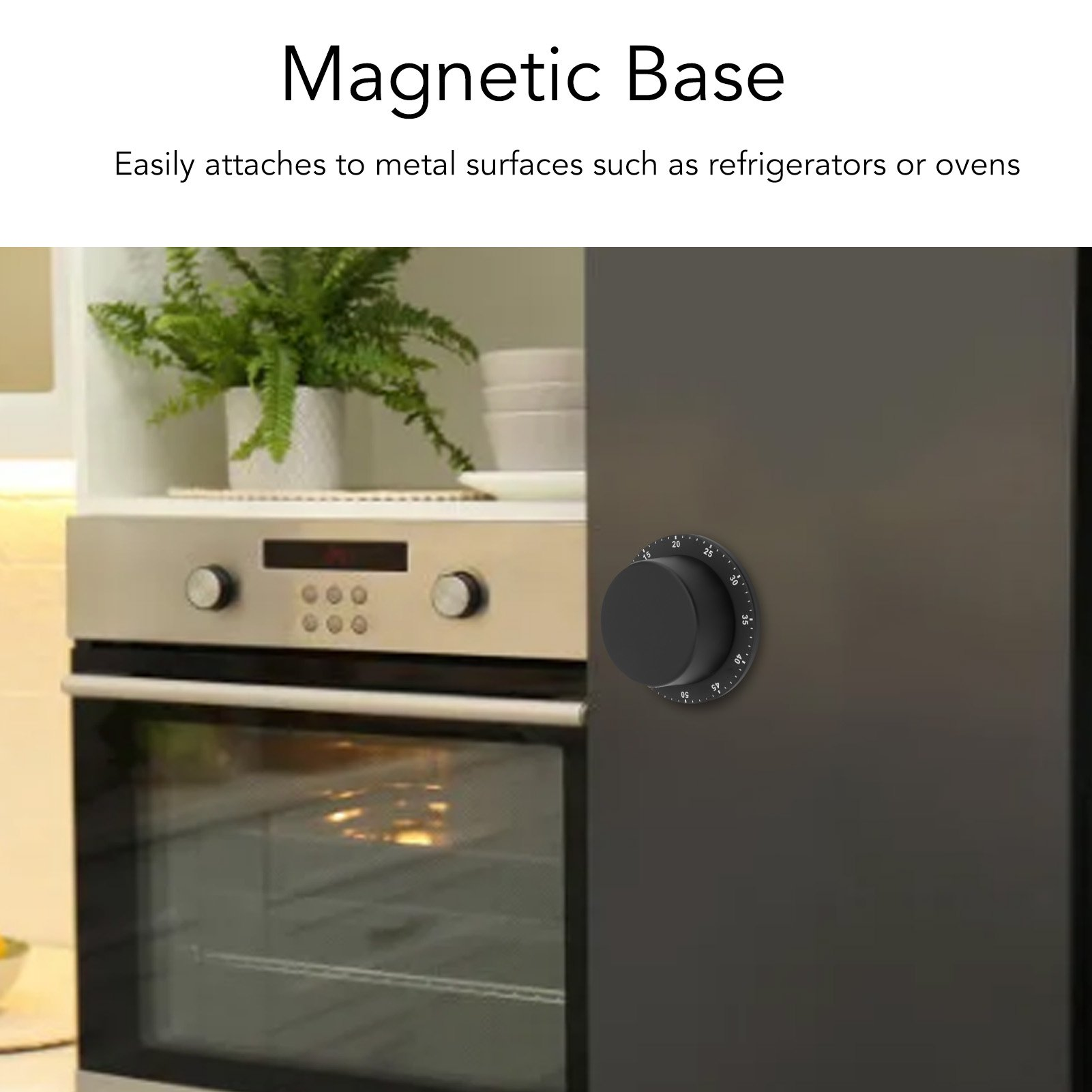 Schwarzer magnetischer Timer an einem dunklen Kühlschrank, neben einem Ofen.