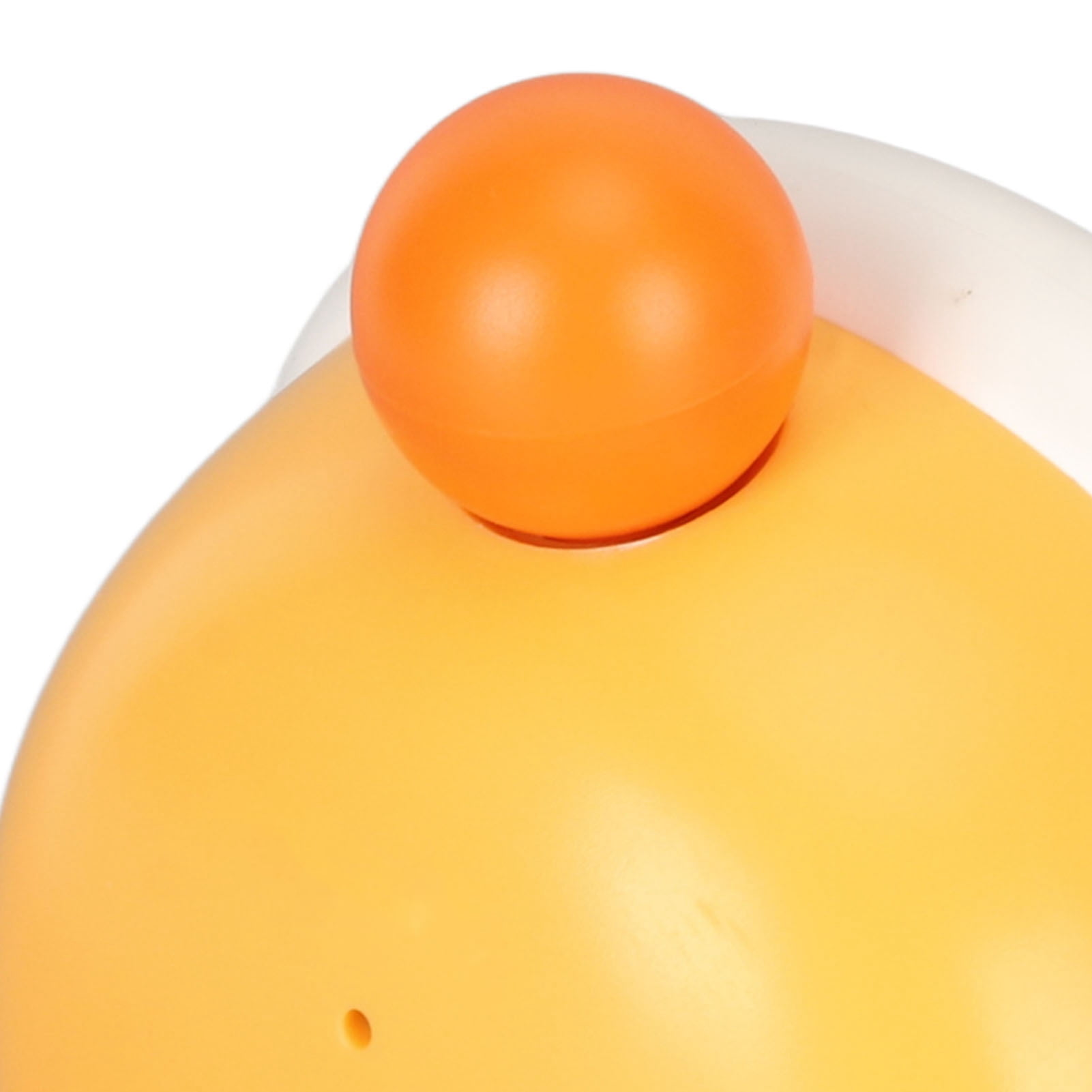 Ein orangefarbener Ball ruht auf einer großen, gelben Oberfläche.