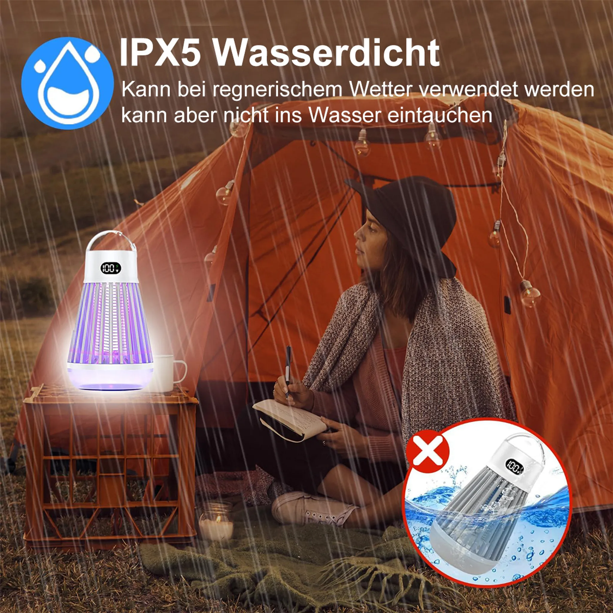 Eine Frau sitzt im Regen vor einem Zelt und schreibt. Eine Lampe leuchtet lila.