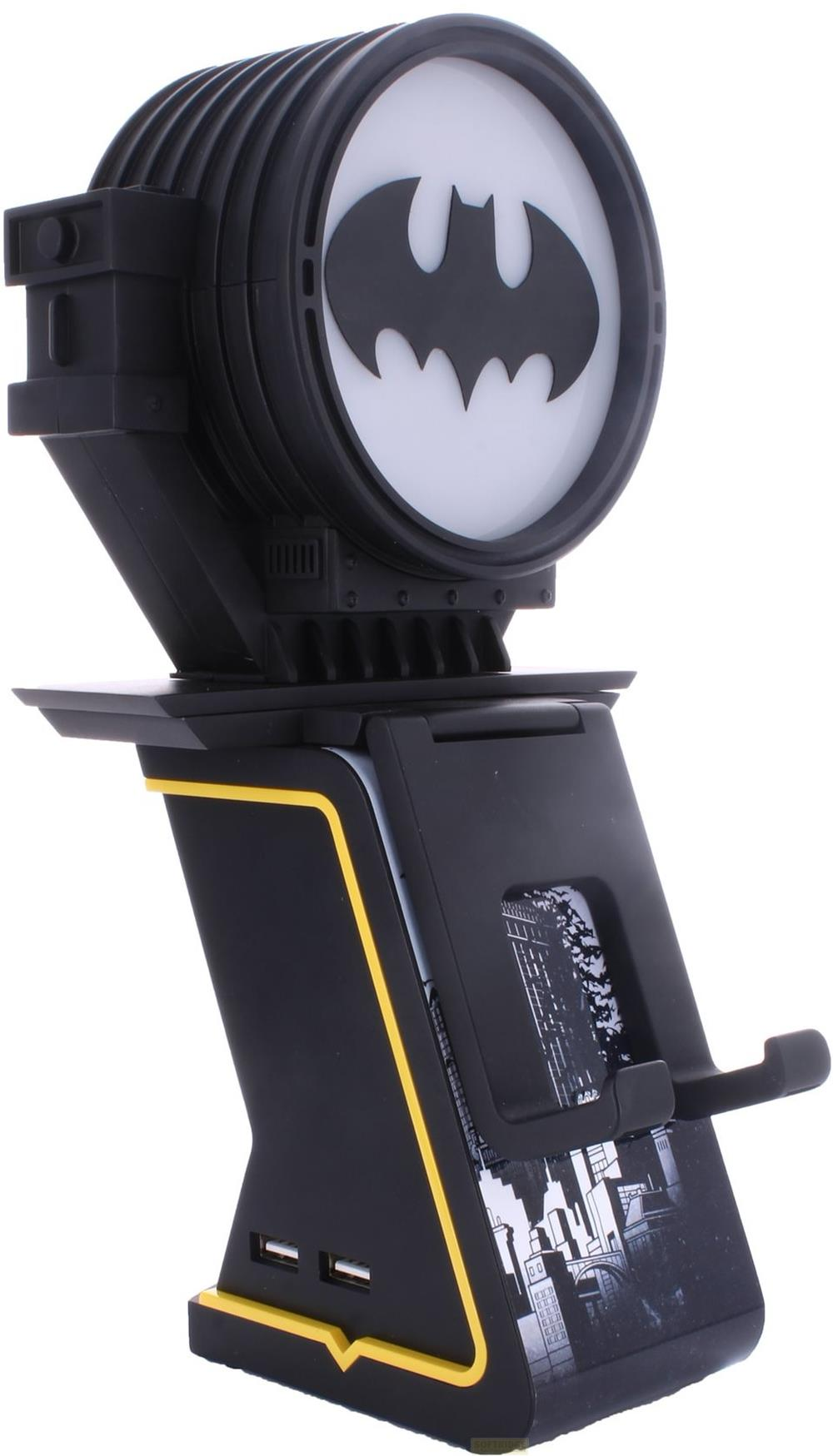 Supporto nero con accenti gialli, sormontato dal logo di Batman. Porte USB alla base.