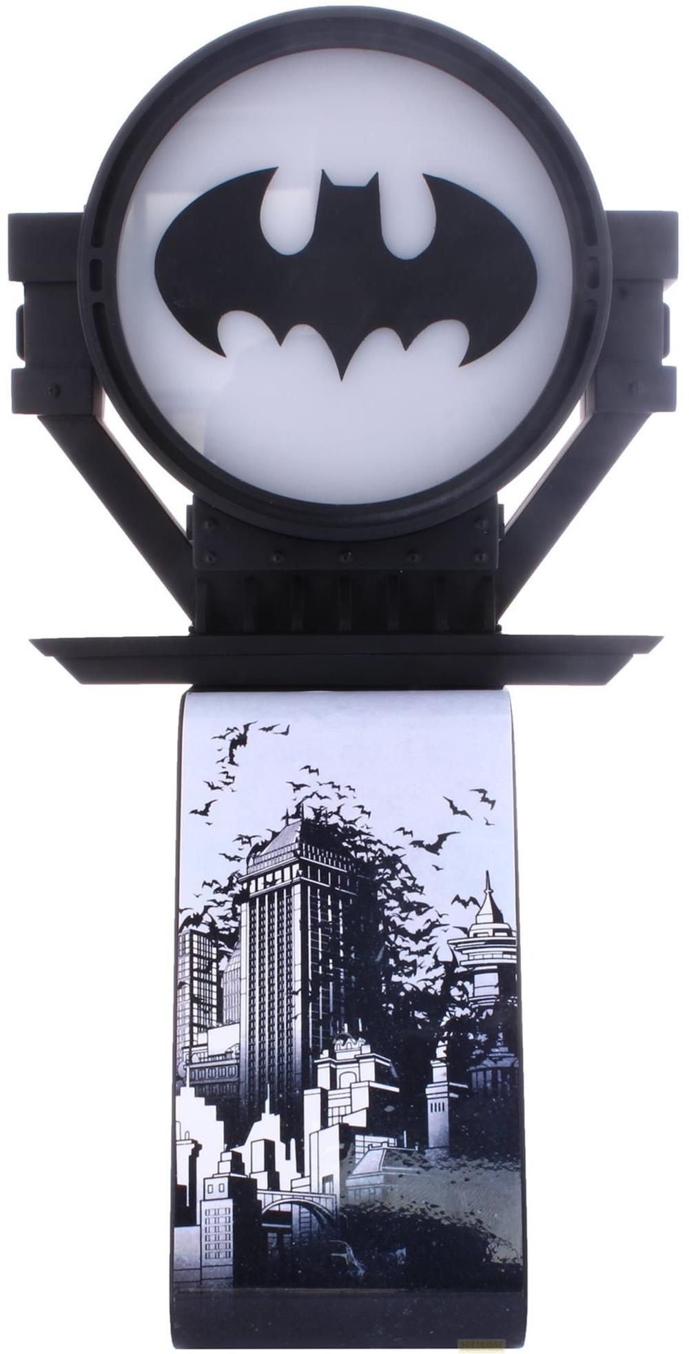 Lampada con simbolo di Batman in bianco e nero sopra uno skyline con pipistrelli.