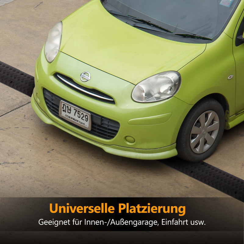 Ein grüner Nissan mit thailändischem Kennzeichen steht auf Beton.