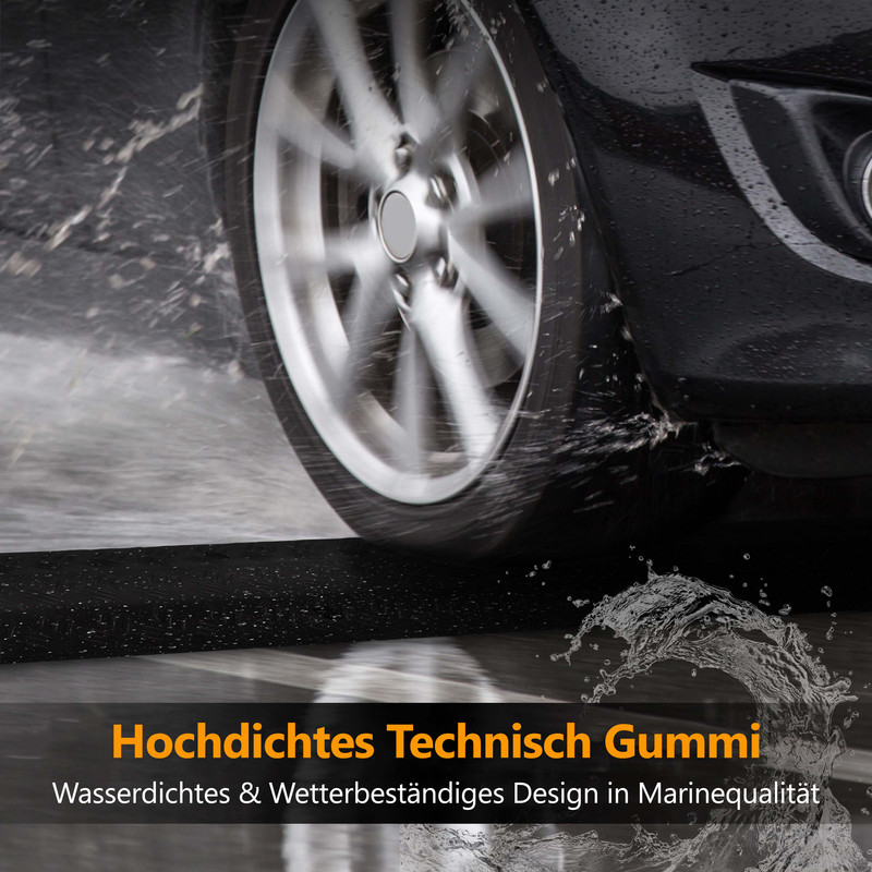 Ein Autoreifen spritzt Wasser, während er über eine schwarze Gummimatte fährt.