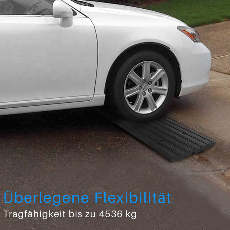 Ein weißes Auto fährt über eine schwarze Rampe mit Rillen. Kapazität bis zu 4536 kg.