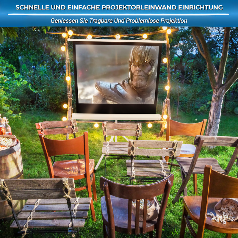 Gartenkino mit Leinwand, Stühlen, Lichterkette und Popcorn