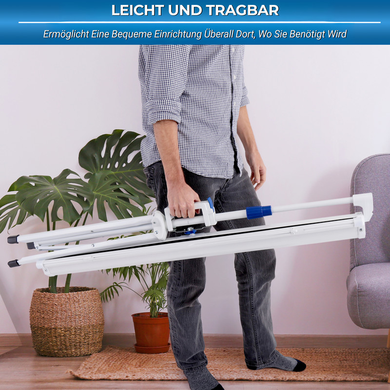 Mann hält zusammengeklappten Projektor-Ständer mit Griff, Pflanzen und Sessel.